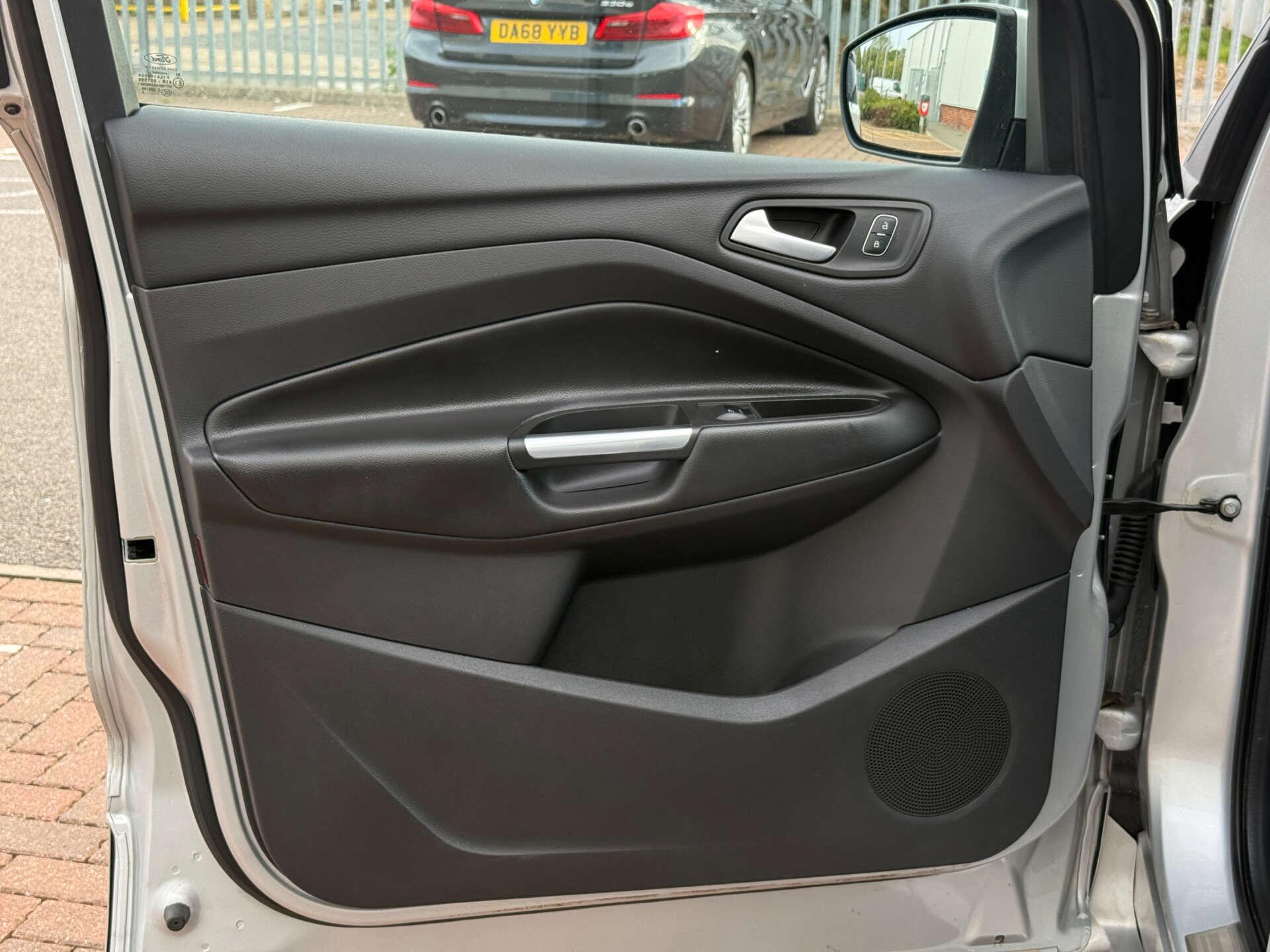 Ford Kuga view 40