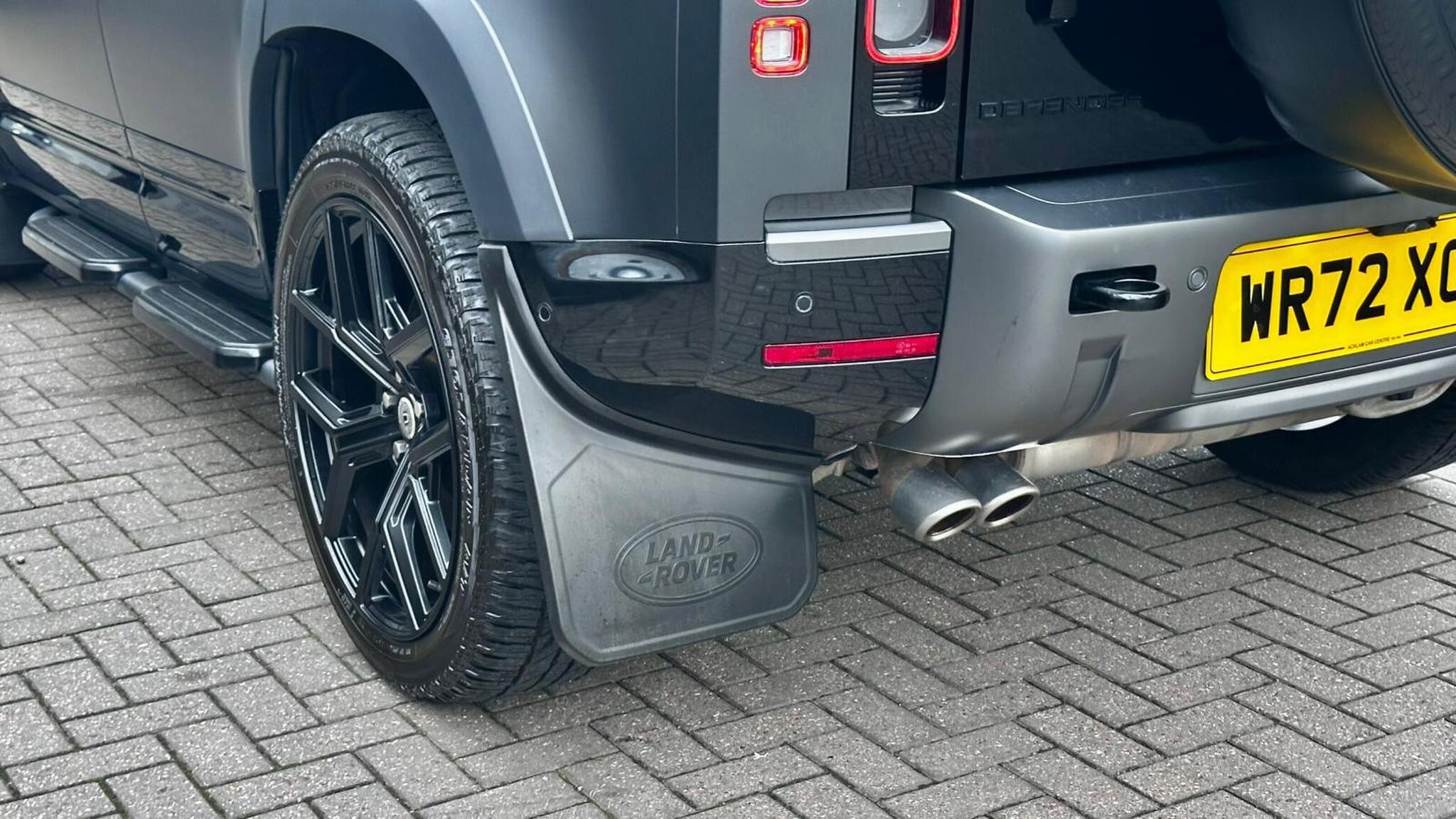 Land Rover Defender 110 view 24