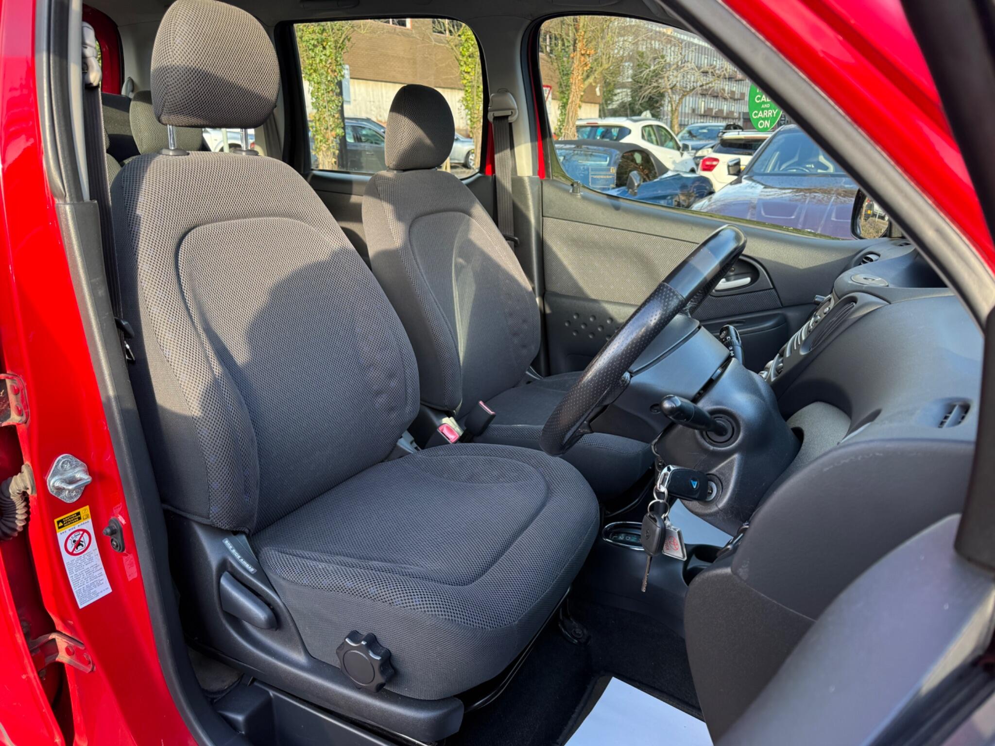 Toyota Yaris Verso - Image 23
