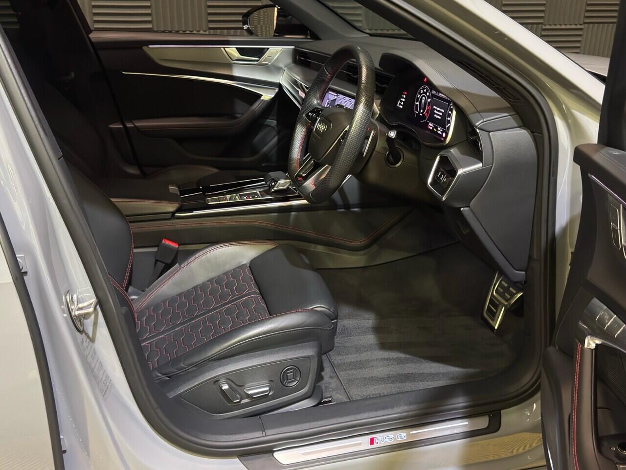 Audi RS6 Avant view 11