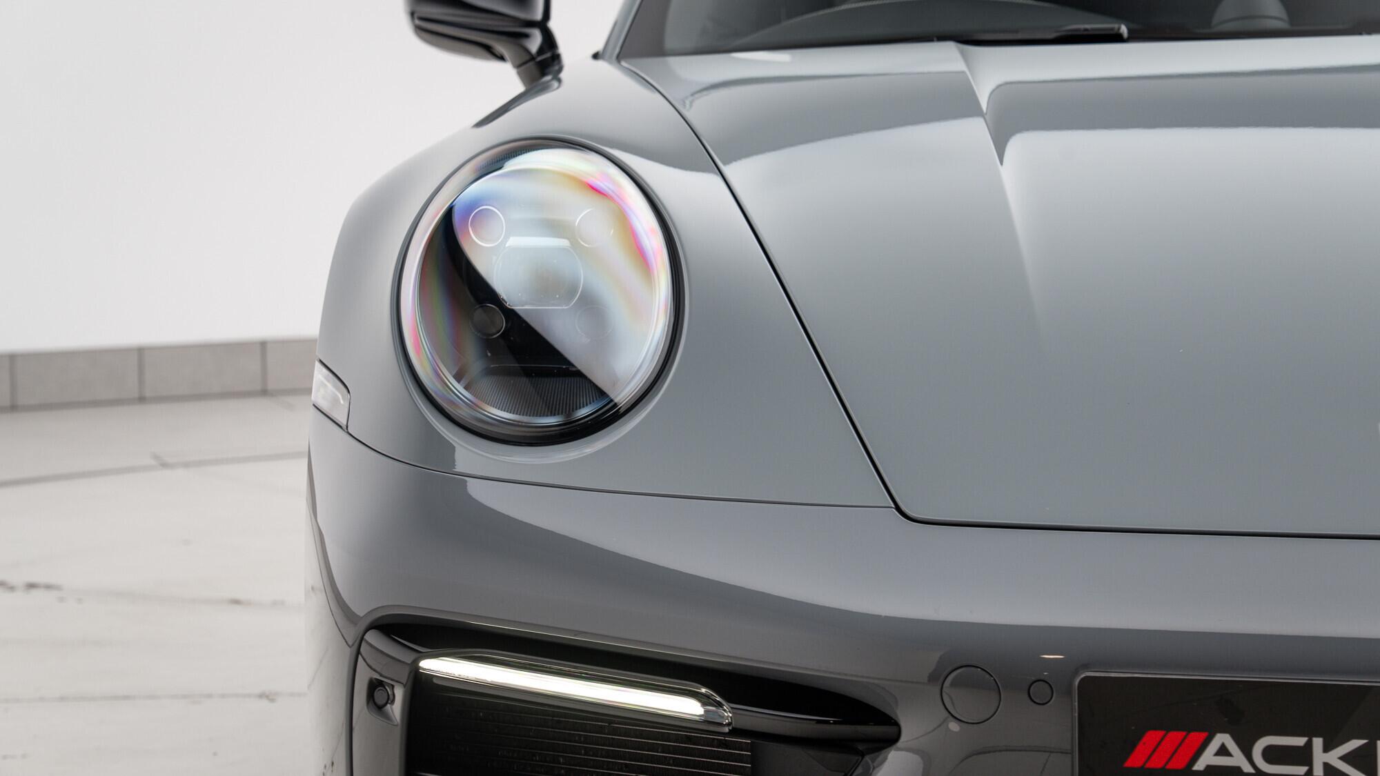 Porsche 911 view 8