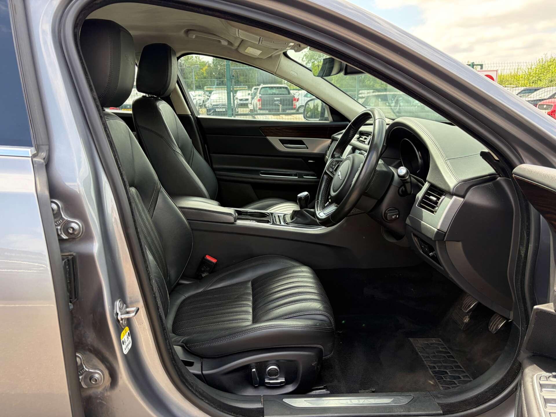 Jaguar XF view 35