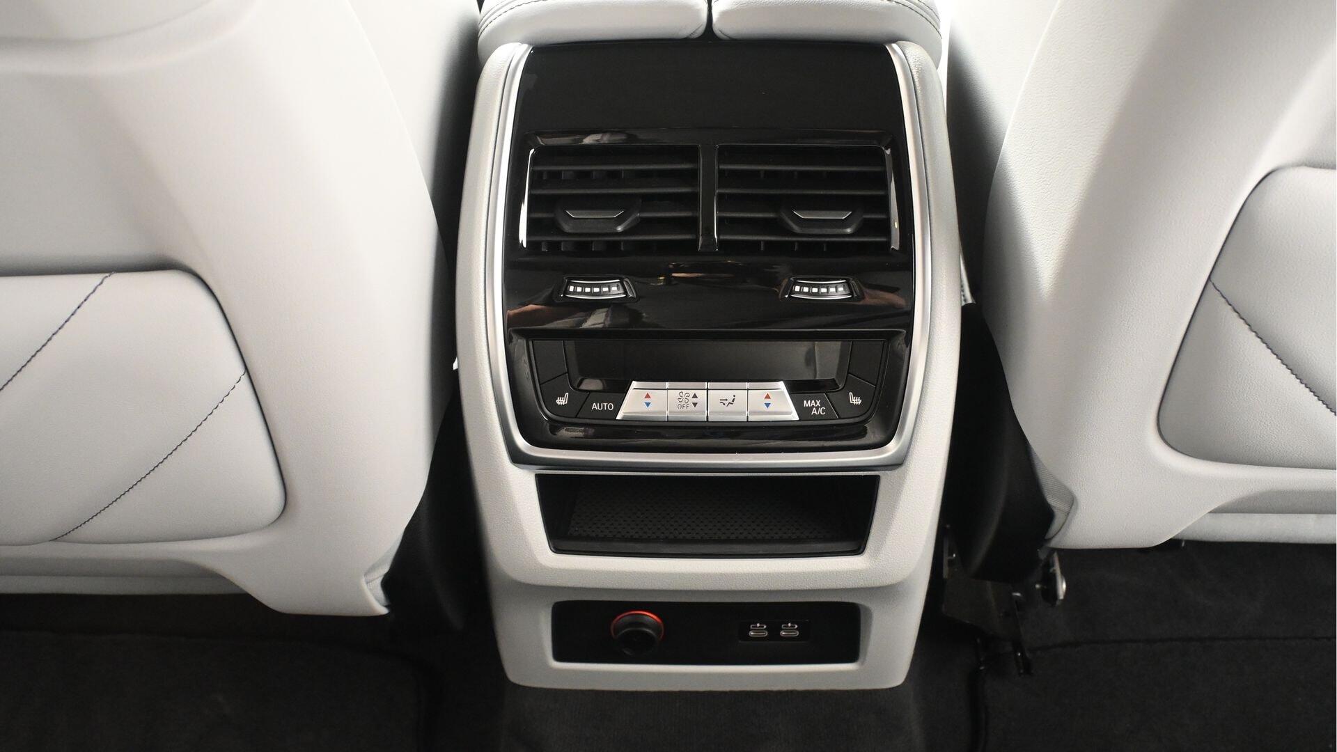 BMW XM view 34
