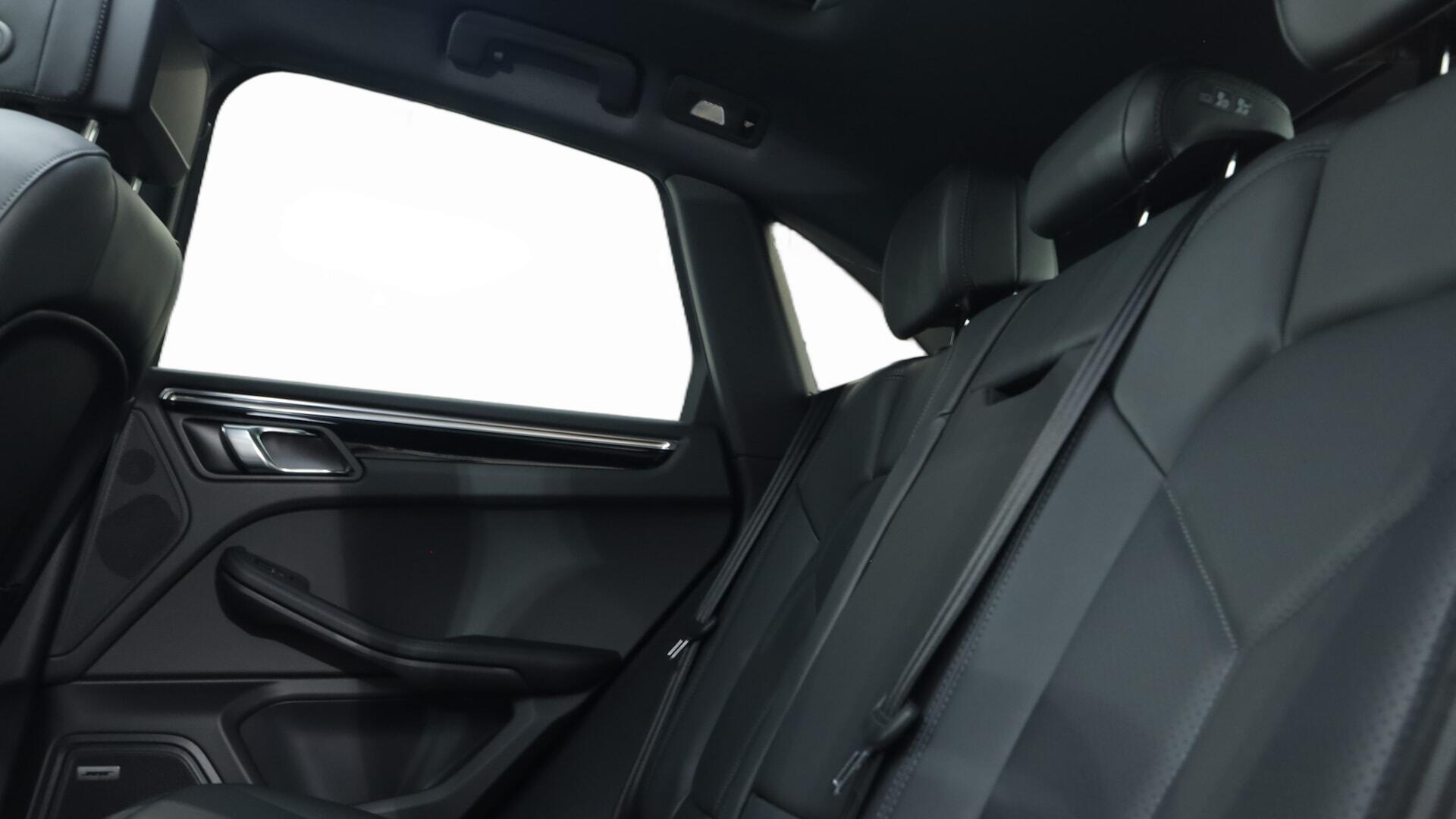 Porsche Macan view 22