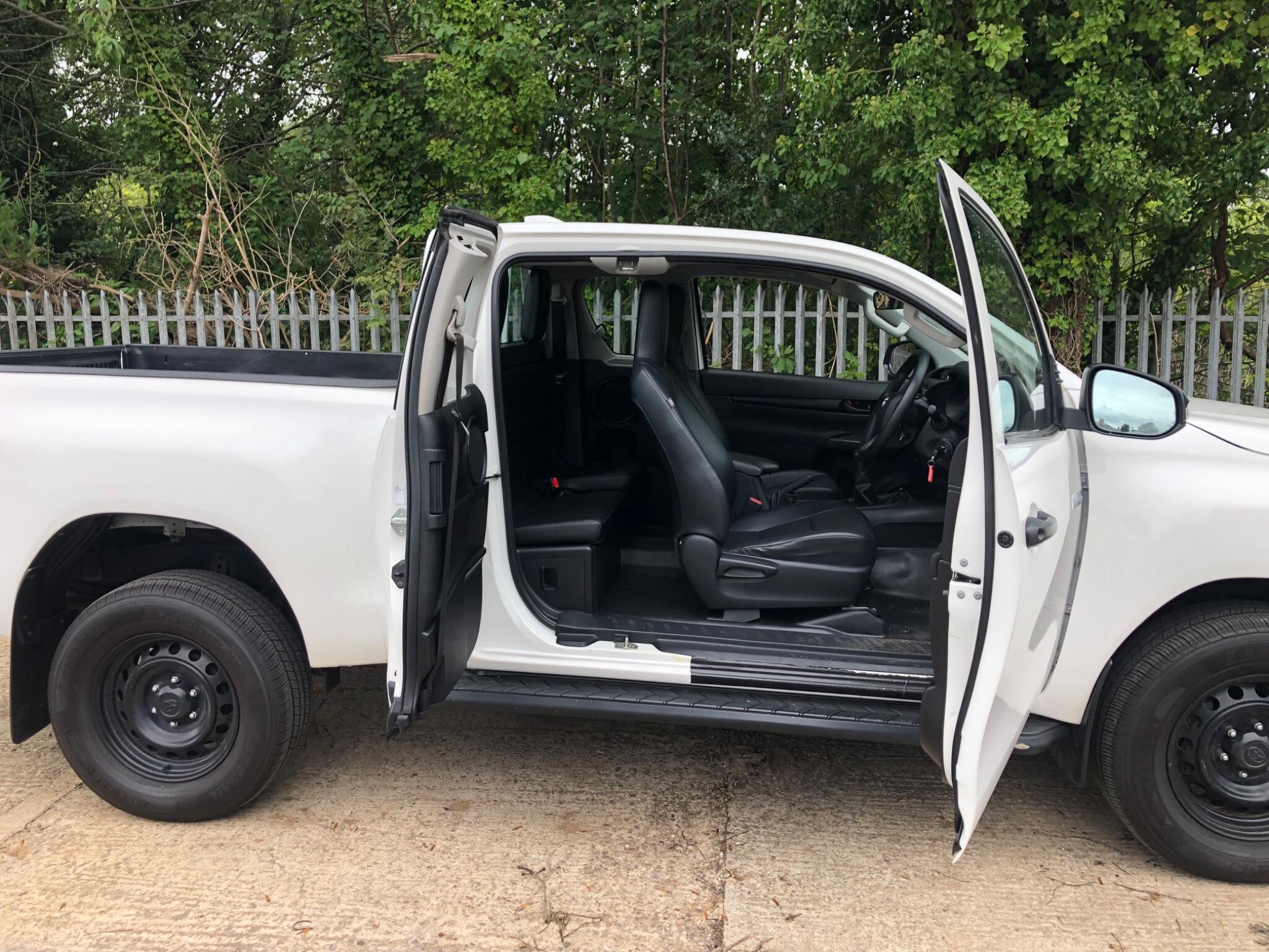 Toyota Hilux view 16