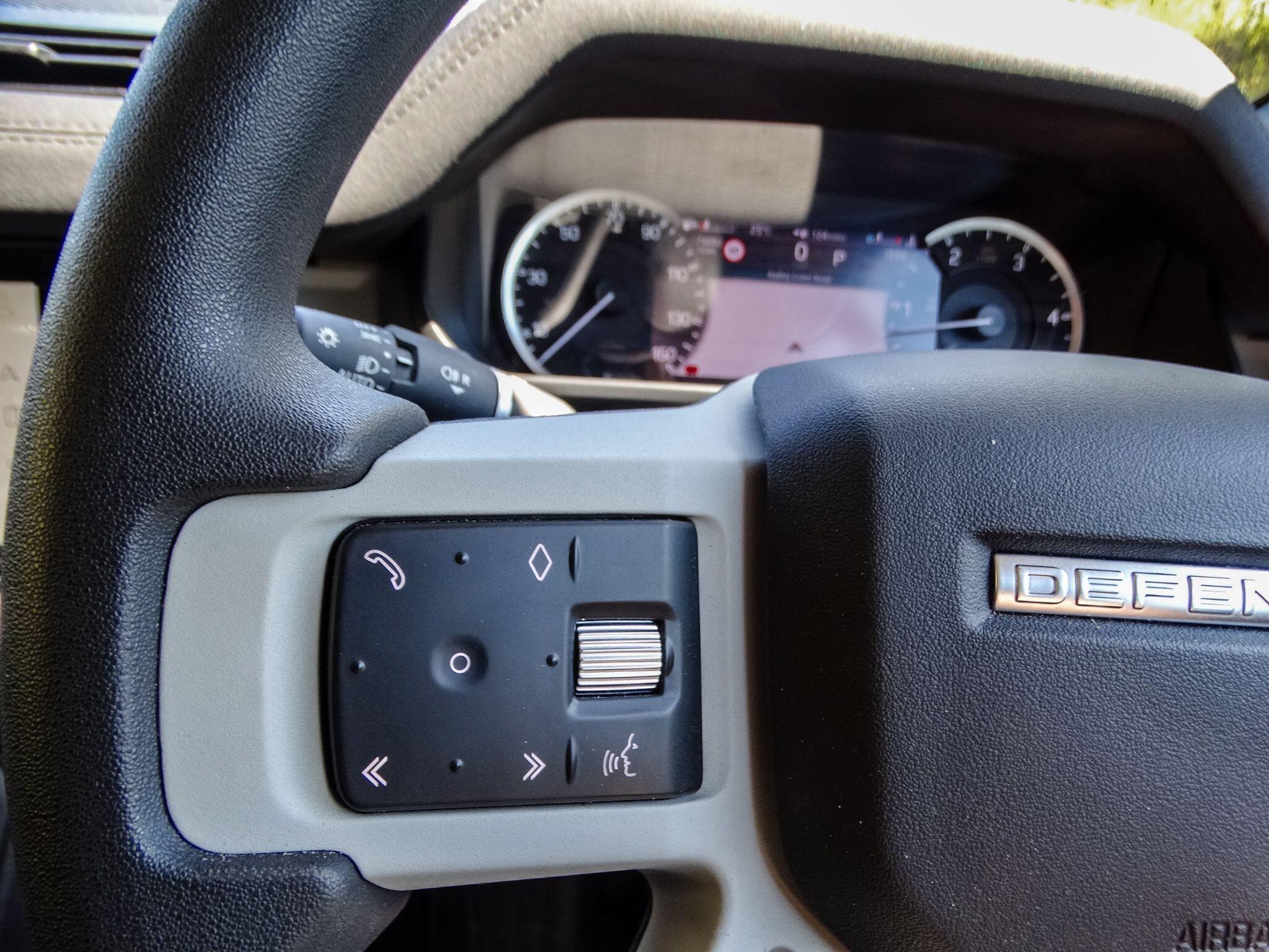 Land Rover Defender 90 view 35