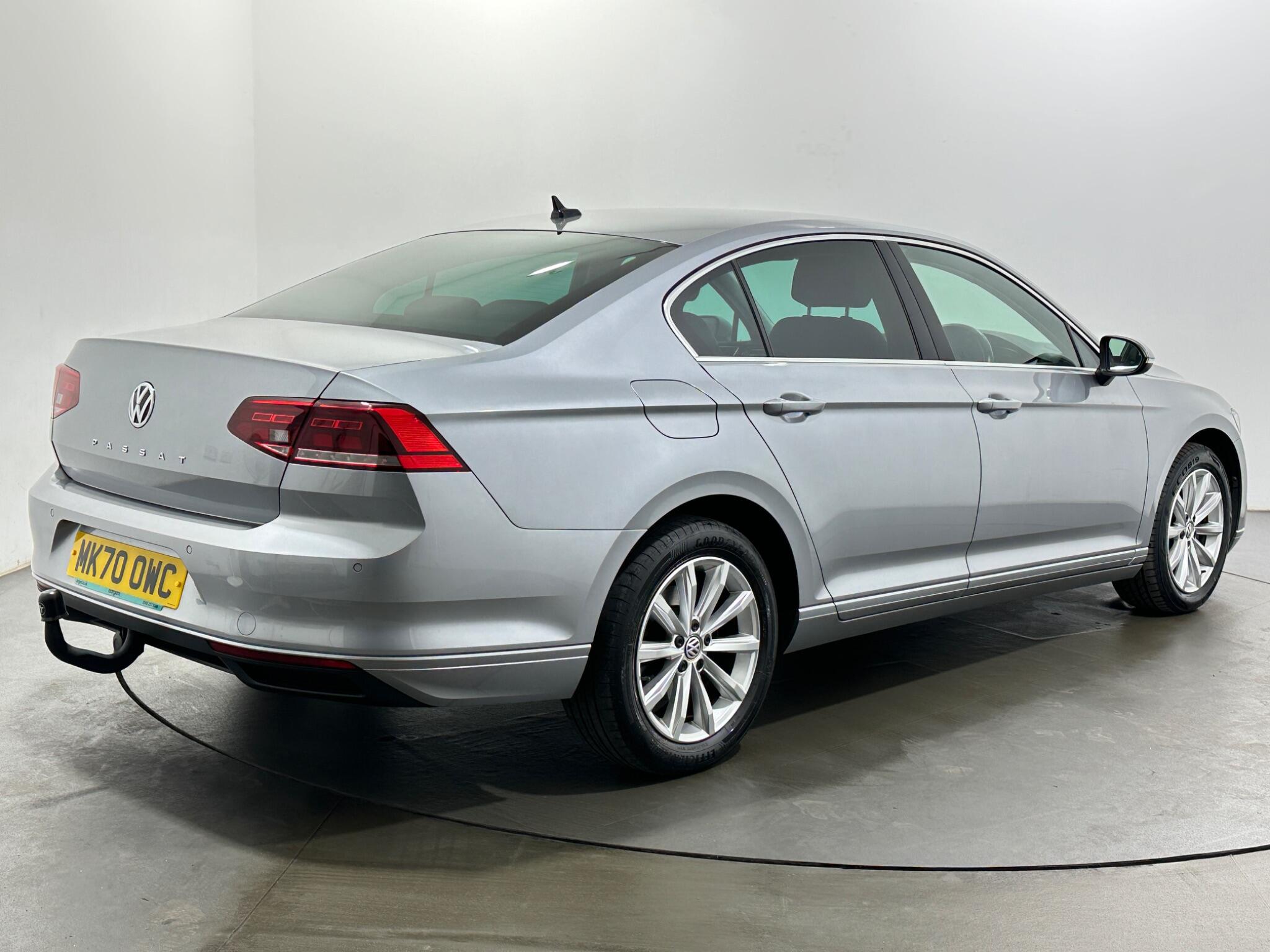 Volkswagen Passat view 8
