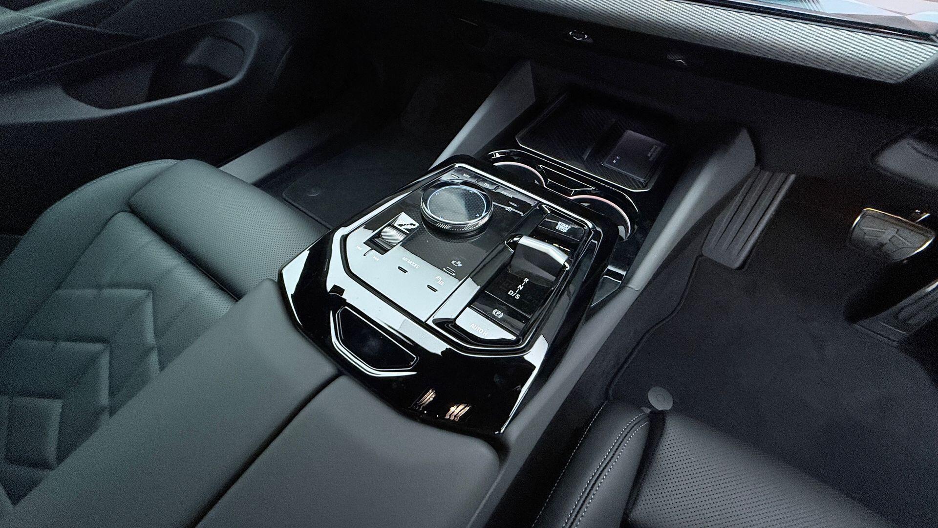 BMW 5 Series view 10