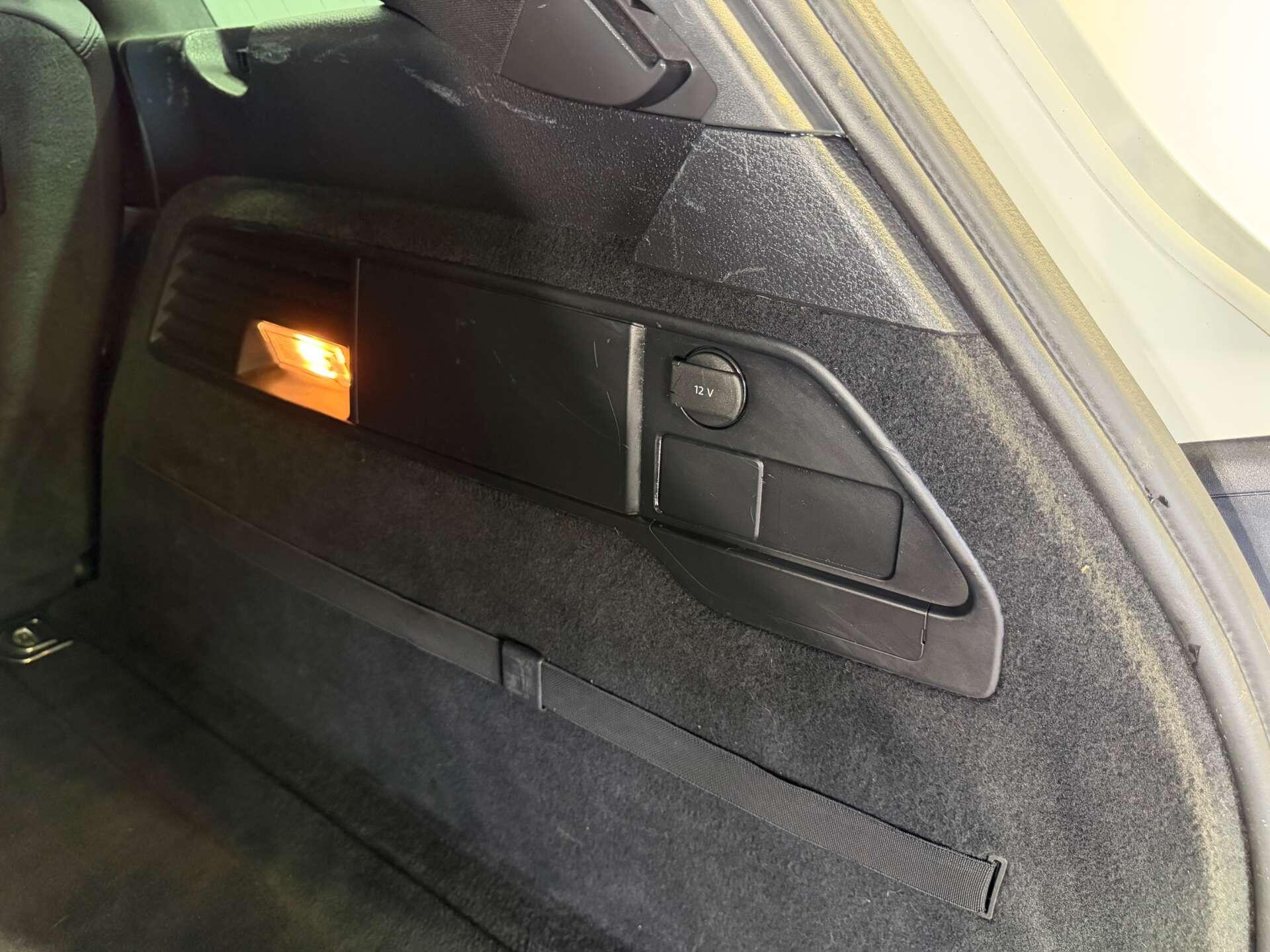 Volkswagen Touareg view 14