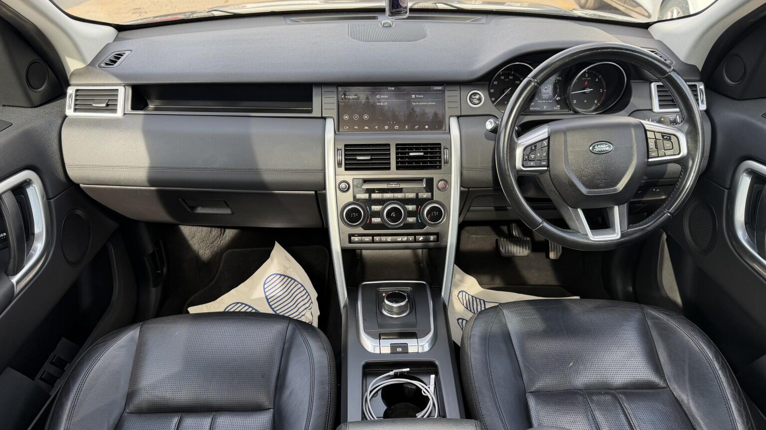 Land Rover Discovery Sport view 4