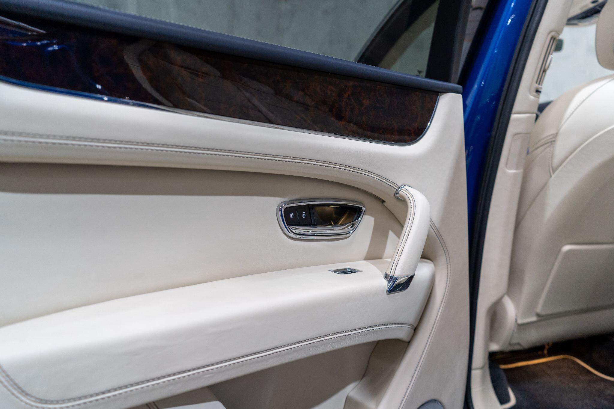 Bentley Bentayga view 38