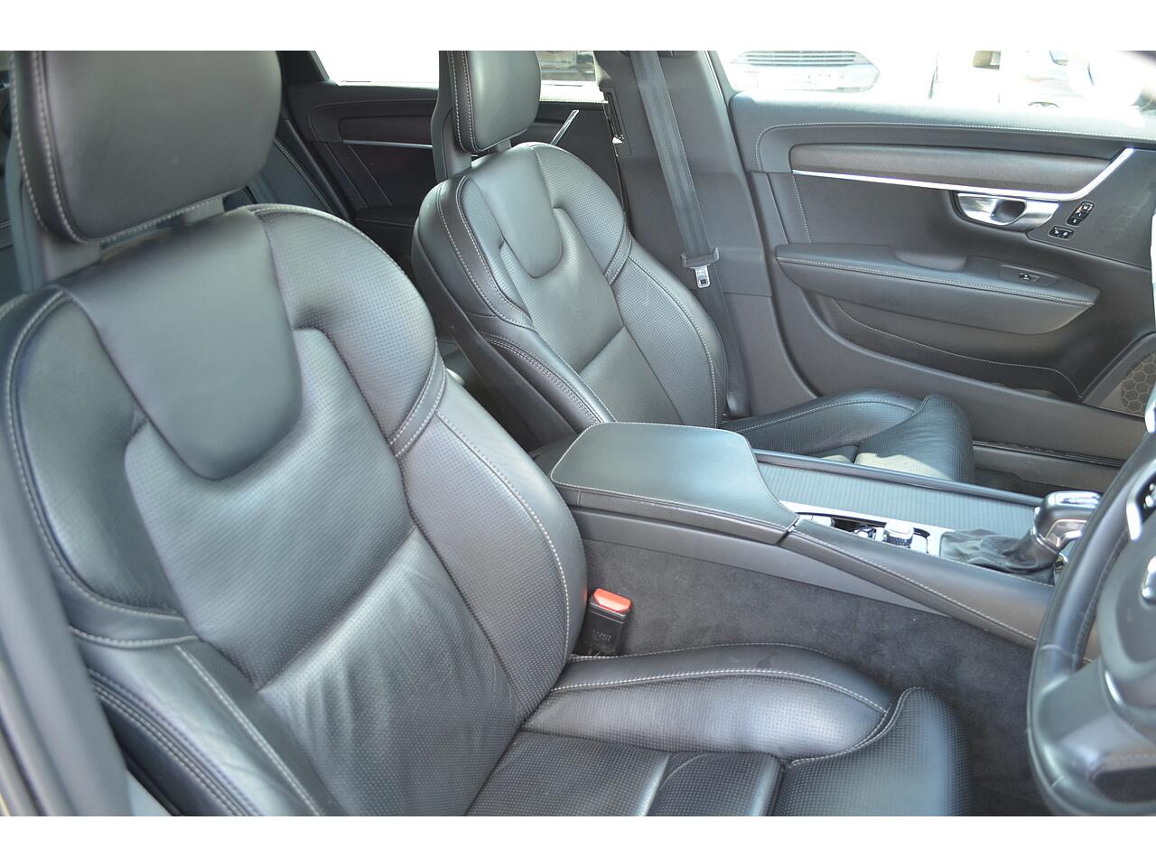 Volvo V90 Cross Country view 33