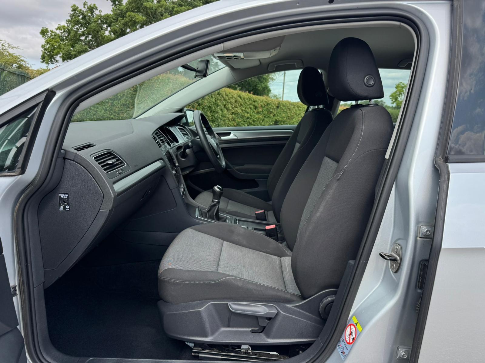 2013 Volkswagen Golf image 21