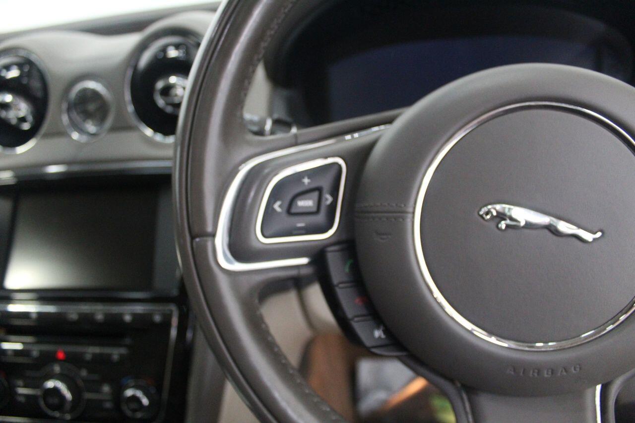 Jaguar XJ view 54