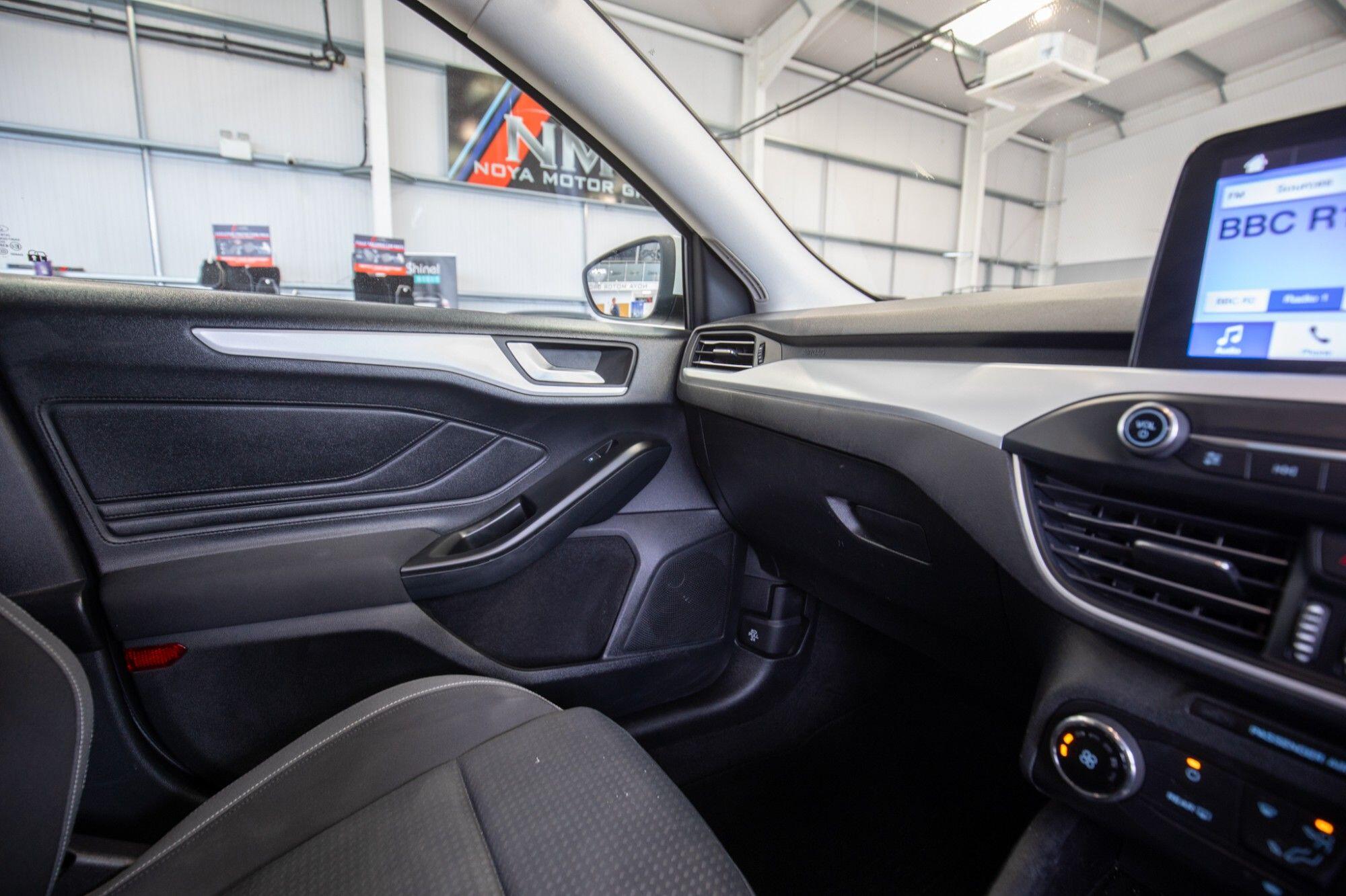 Ford Focus view 23
