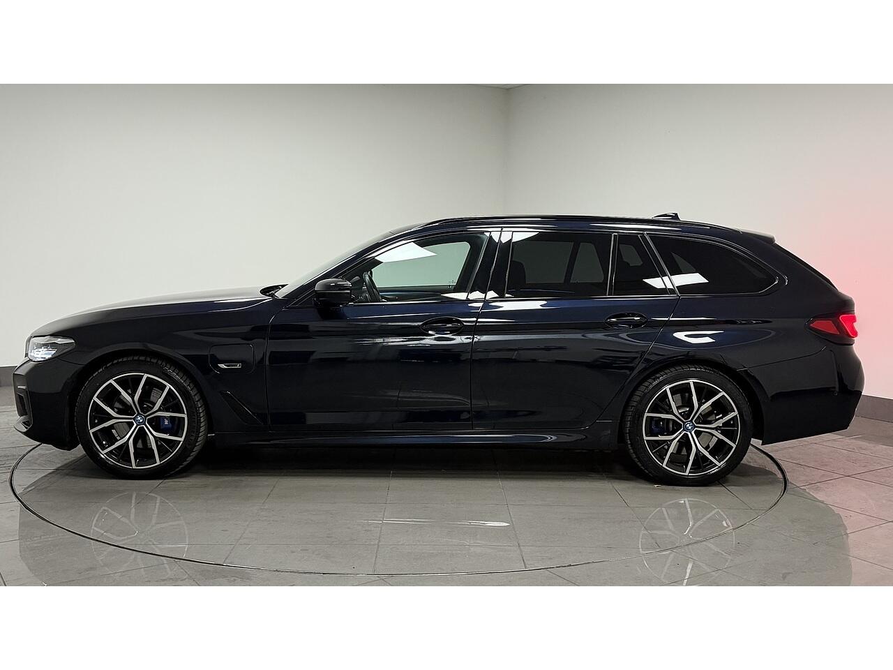 BMW 5 Series view 4