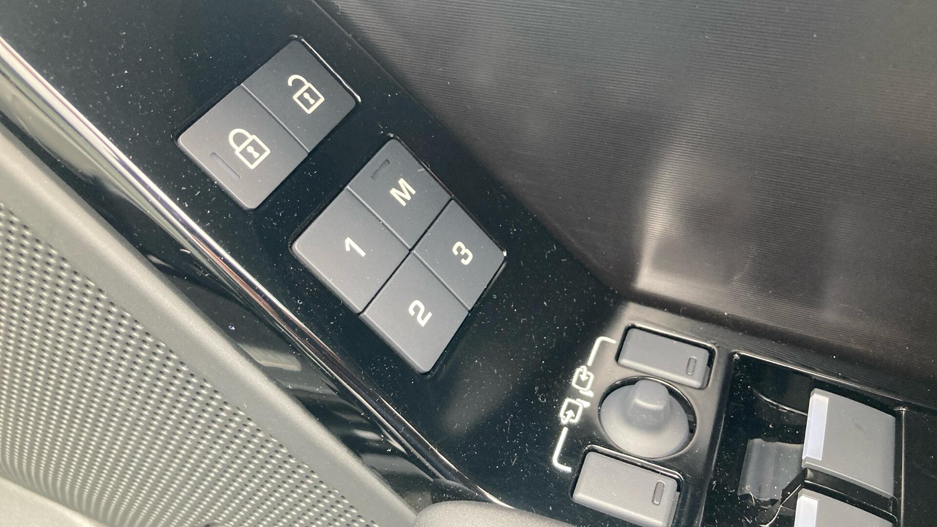 Land Rover Range Rover Velar view 36