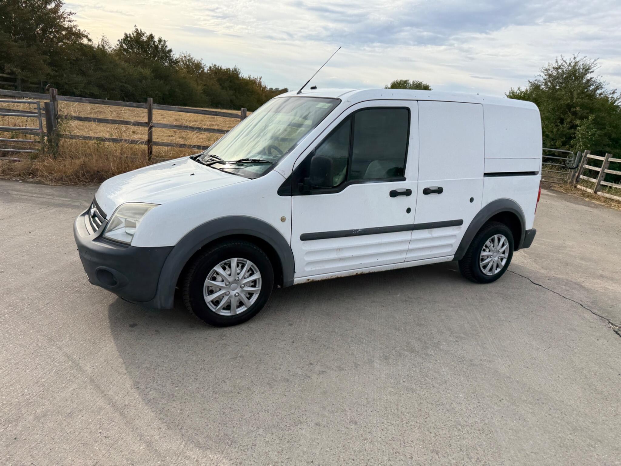 Ford Transit Connect 1.8 TDCi T200 L1 H1 4dr — photo 11 of 86