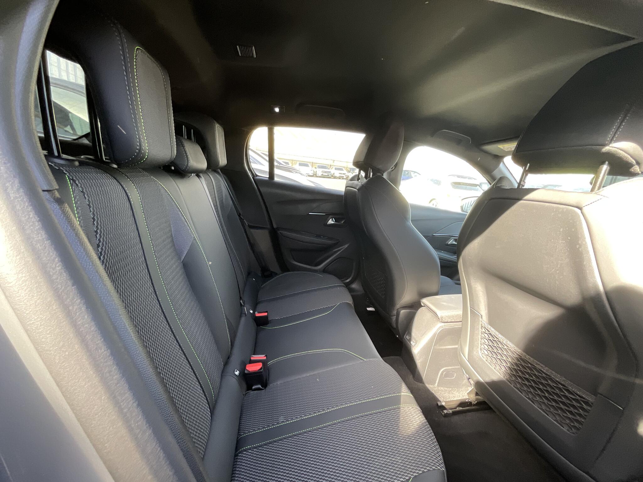 Peugeot 208 view 12