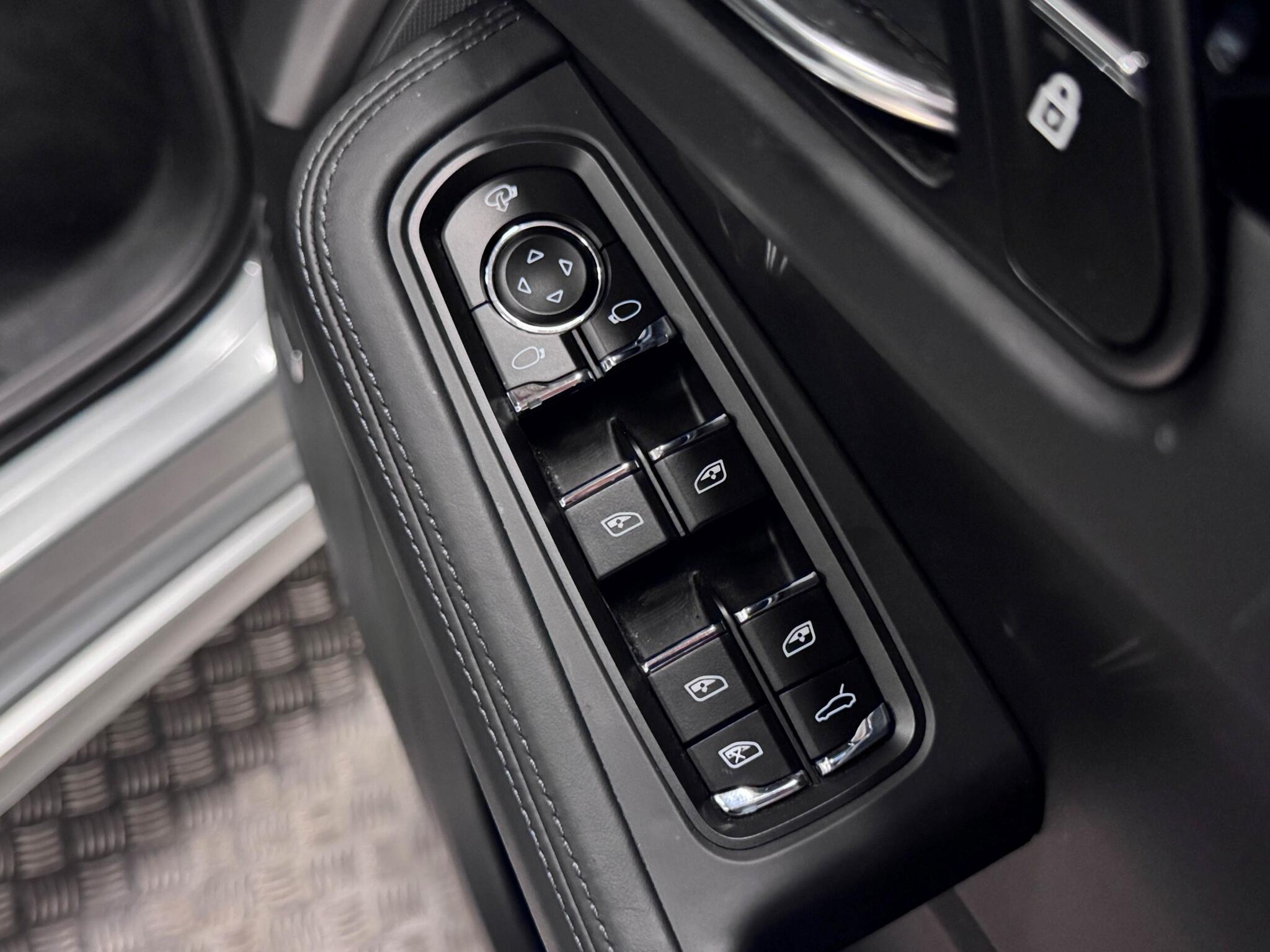 Porsche Macan view 12