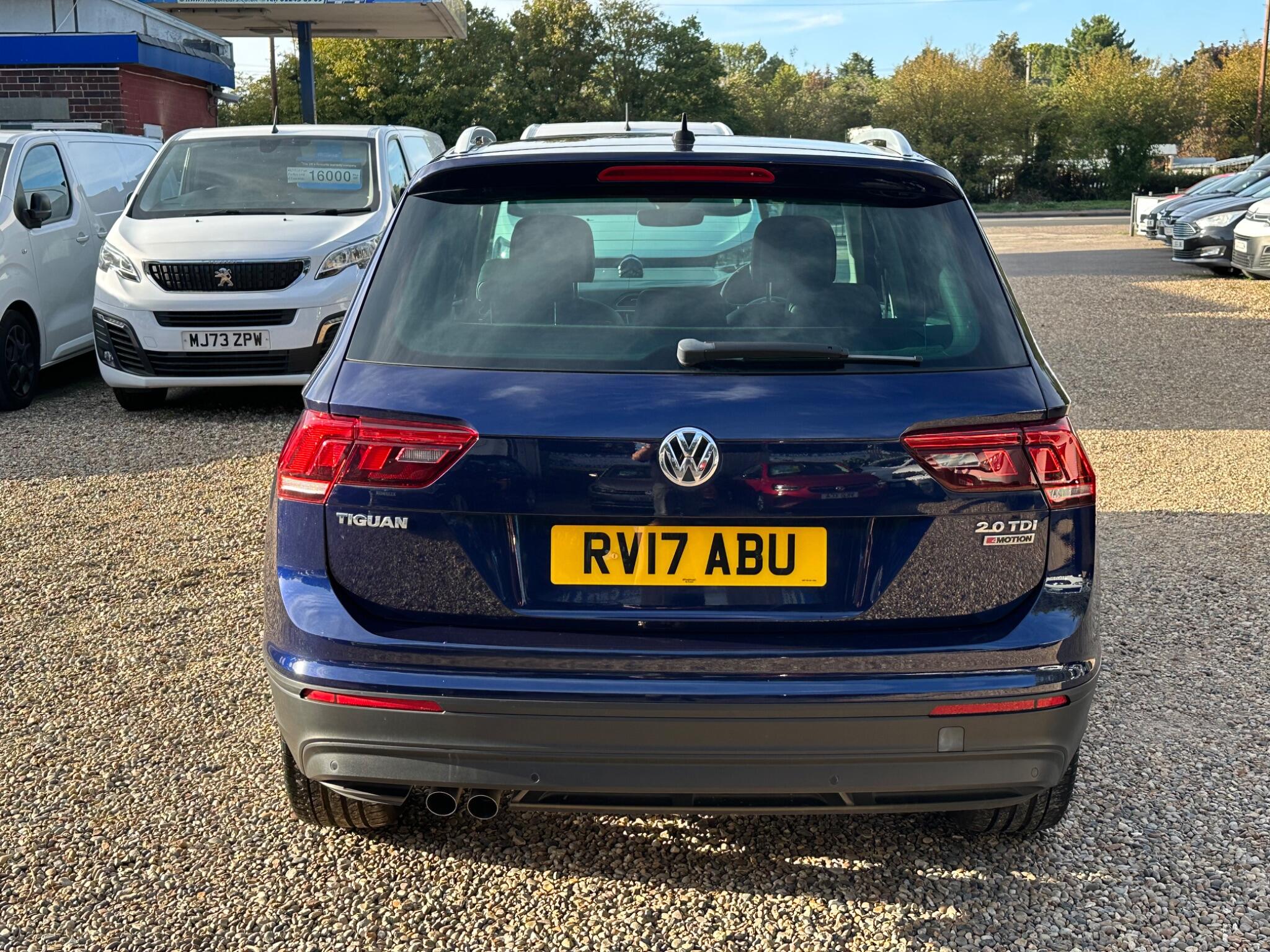 Volkswagen Tiguan view 4