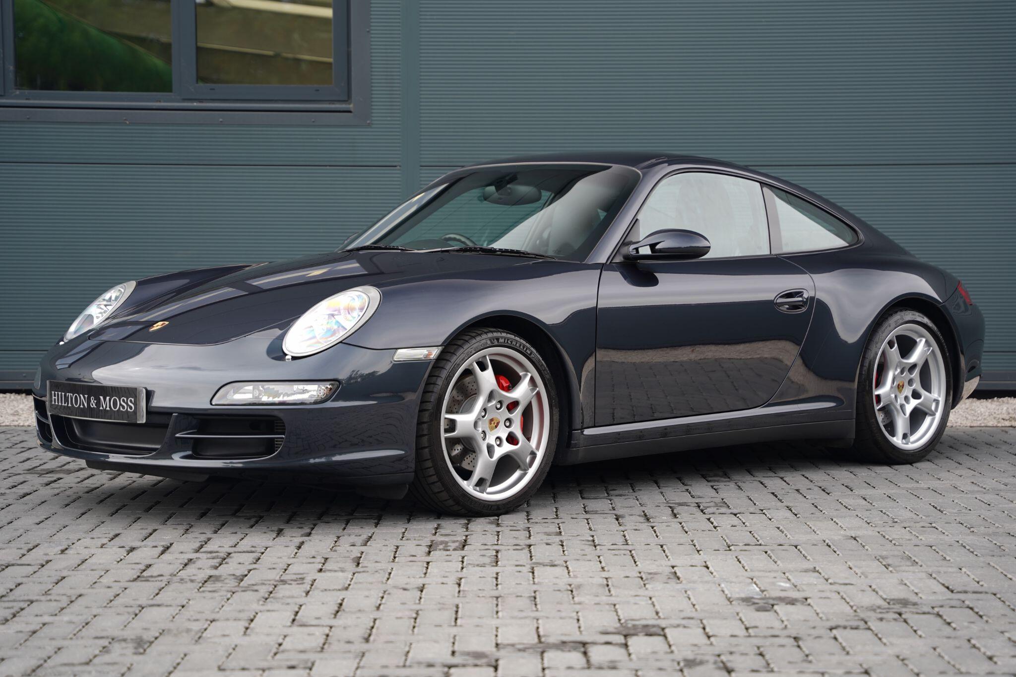 Porsche 911 view 4