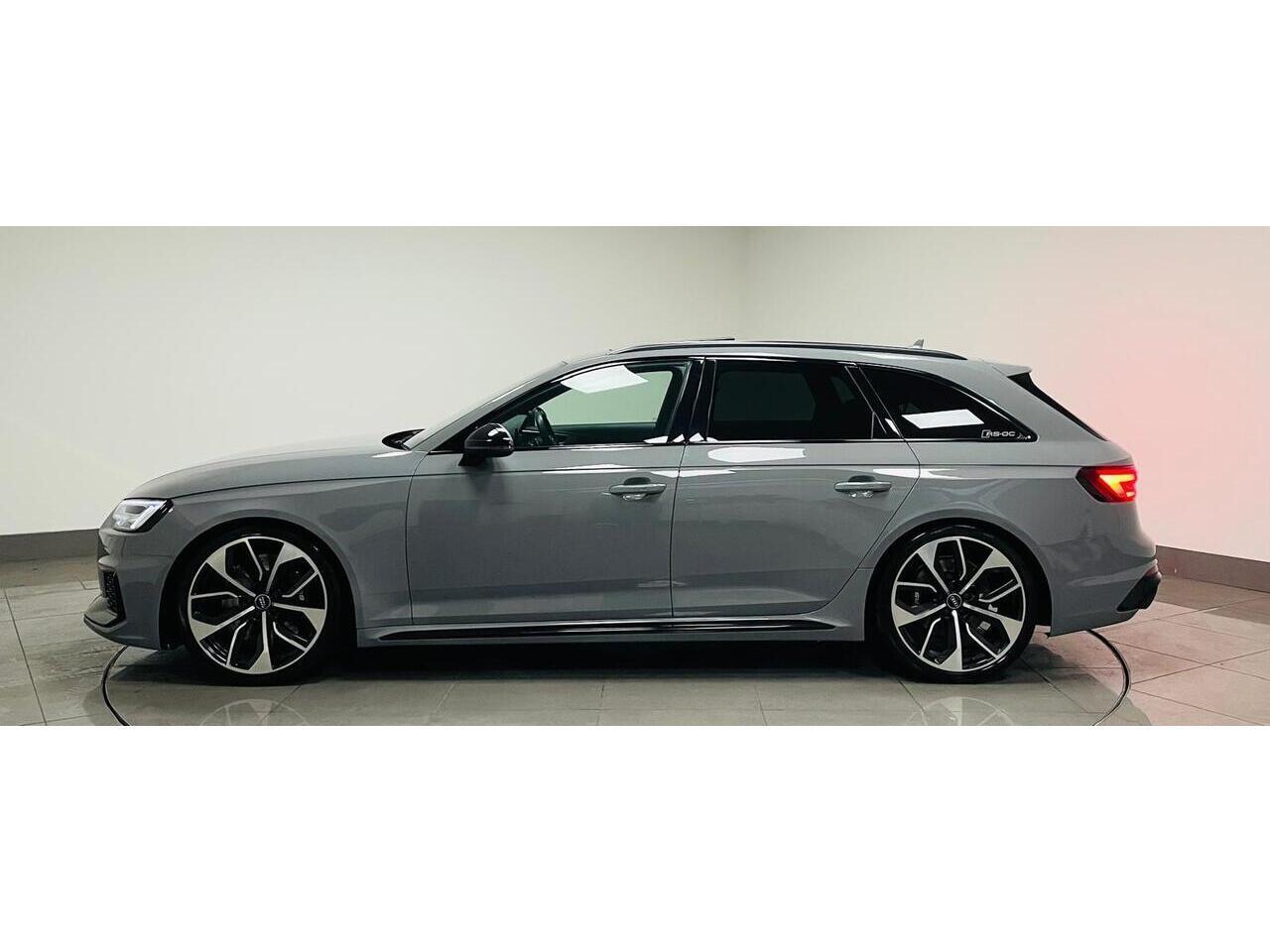 Audi RS4 view 4