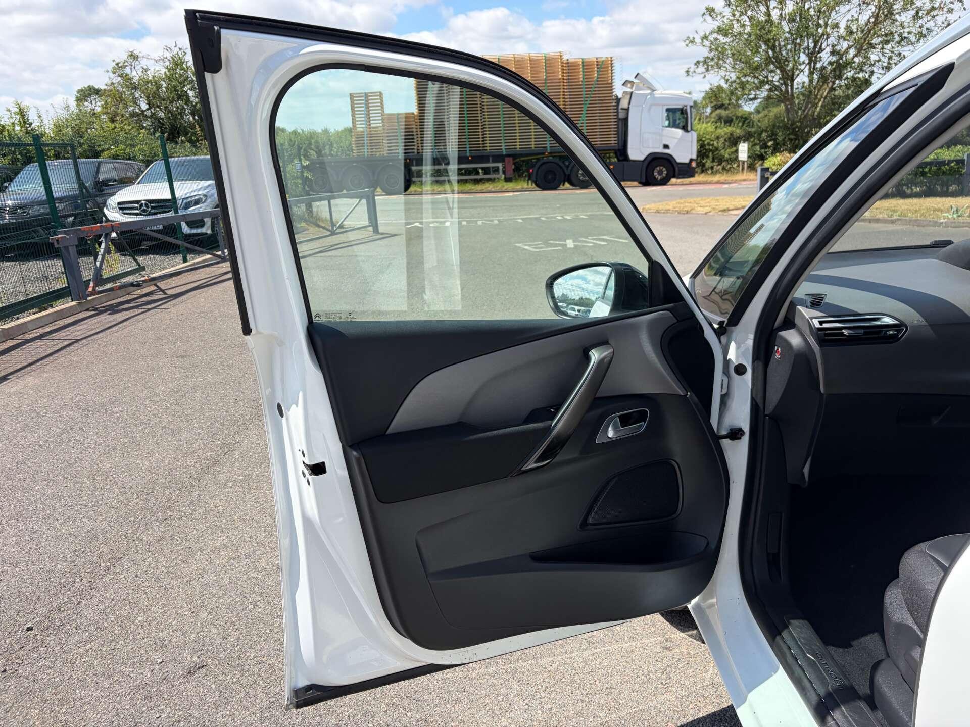 Citroen Grand C4 Spacetourer view 14