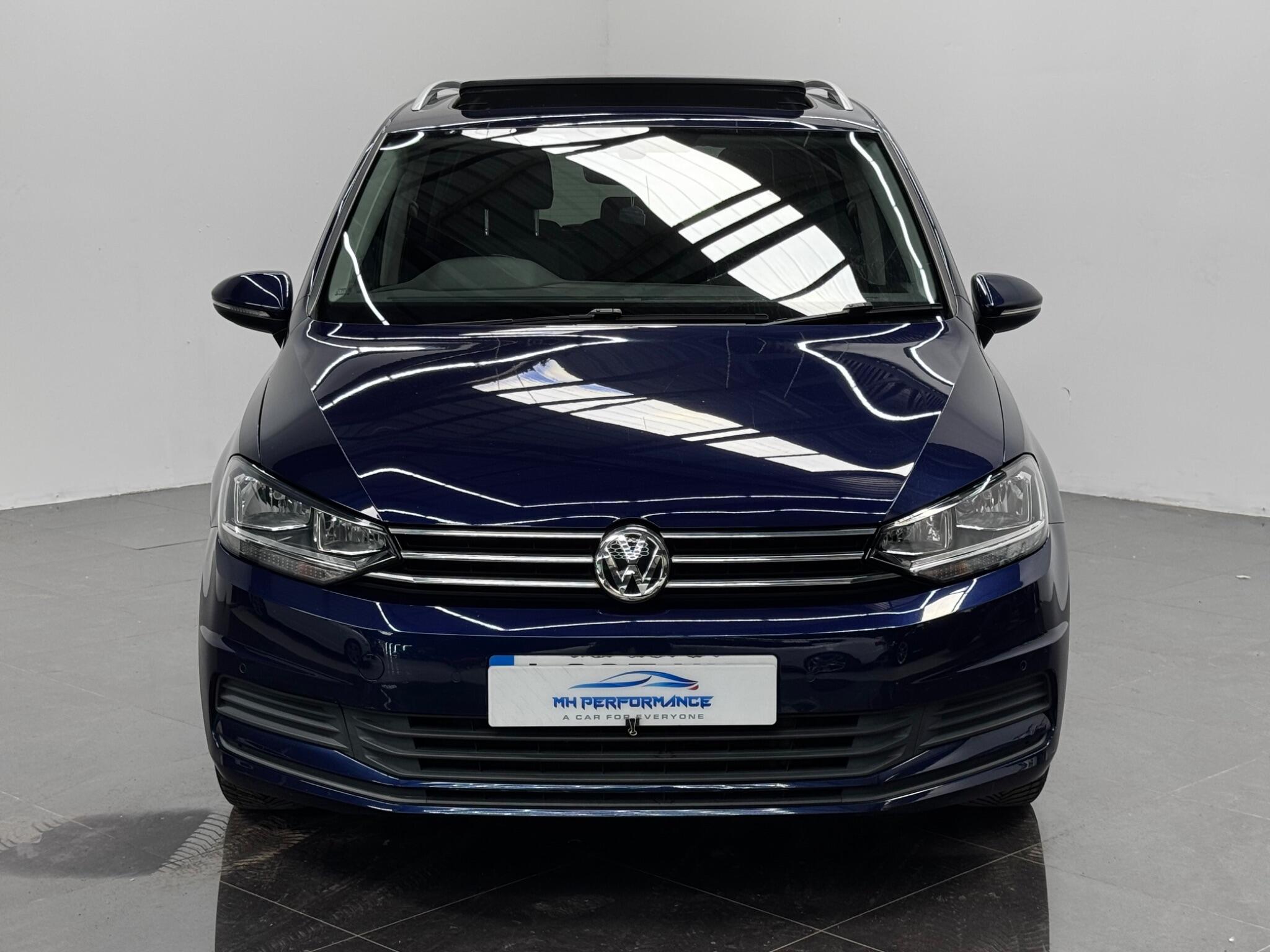 Volkswagen Touran view 2