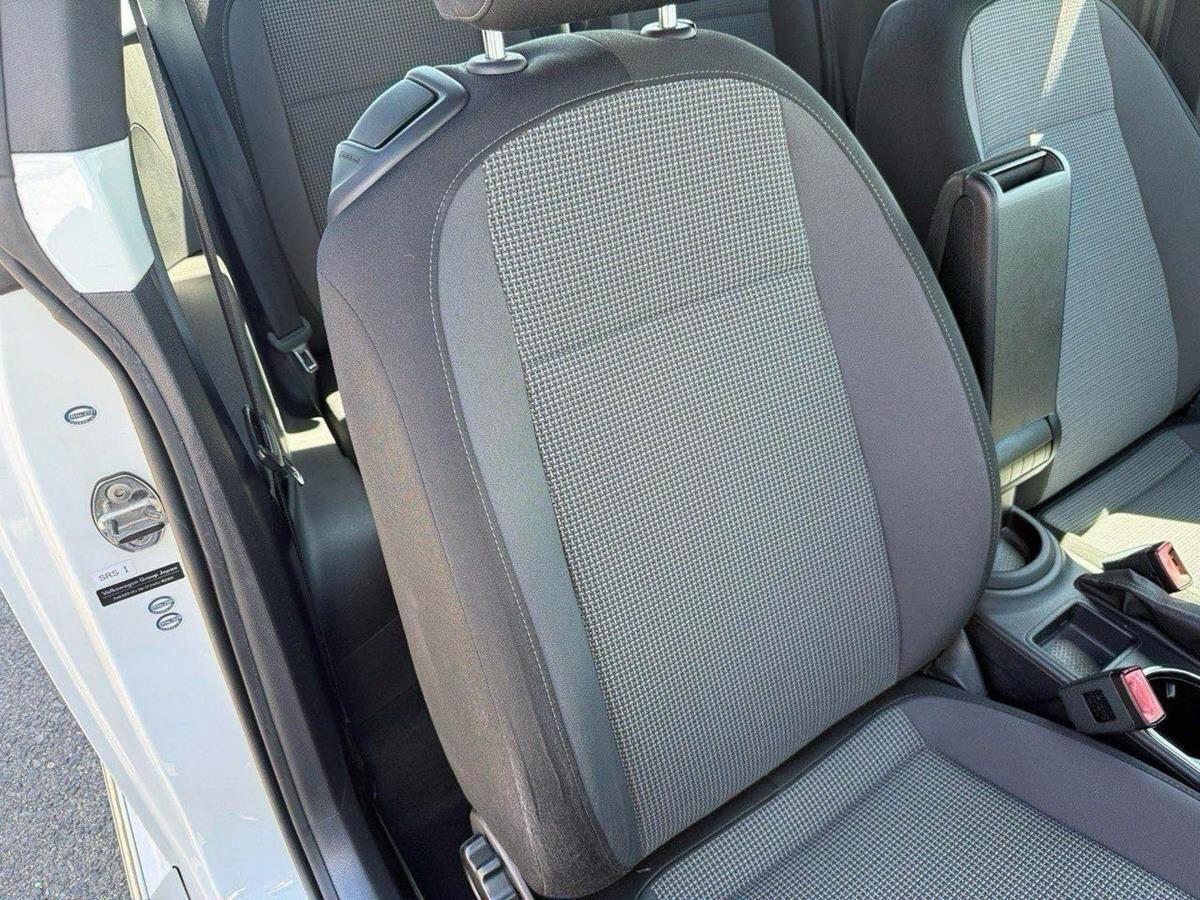 Volkswagen Beetle view 12
