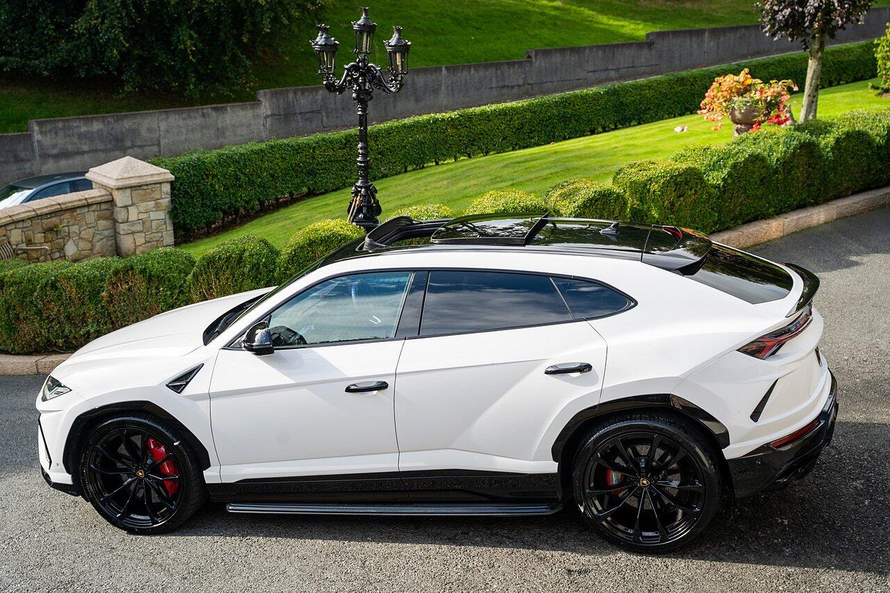 Lamborghini Urus view 99