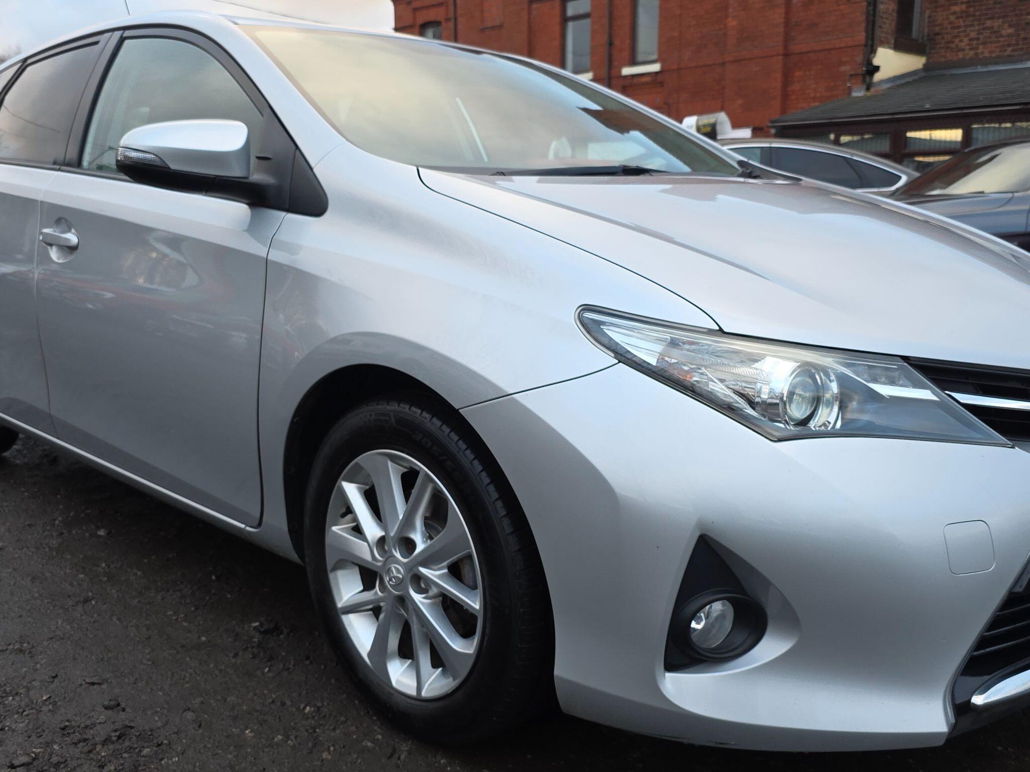 2013 Toyota Auris image 6