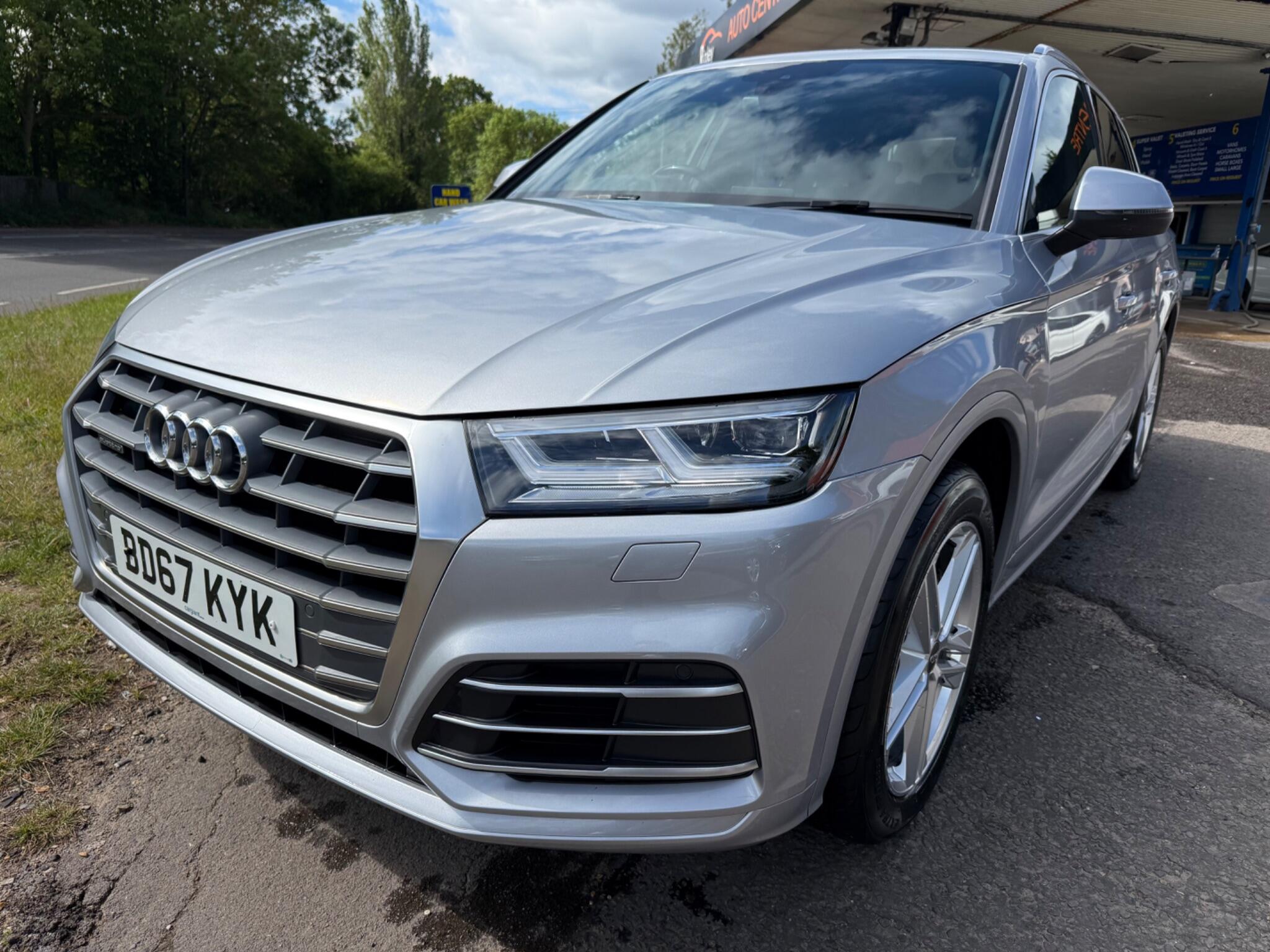 Audi Q5 view 3