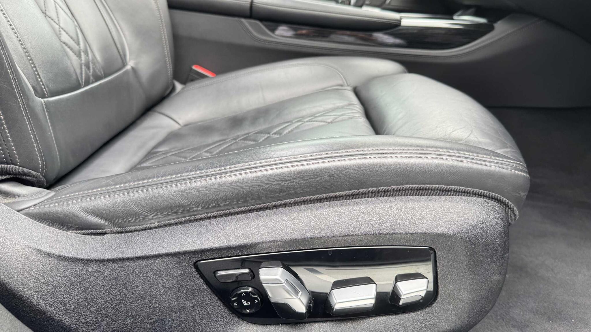 BMW 7 Series view 28