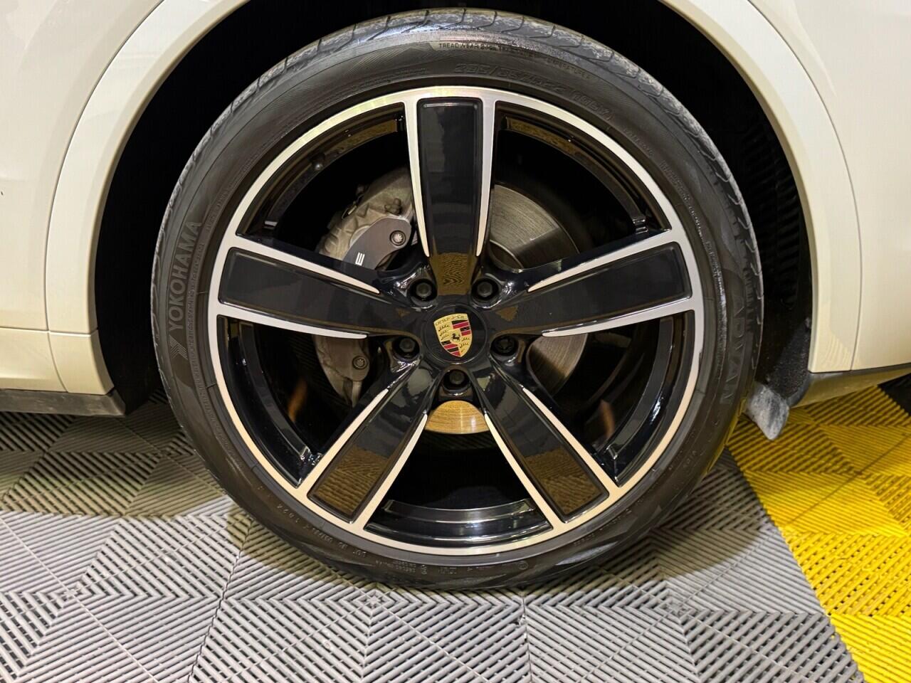 Porsche Cayenne view 34