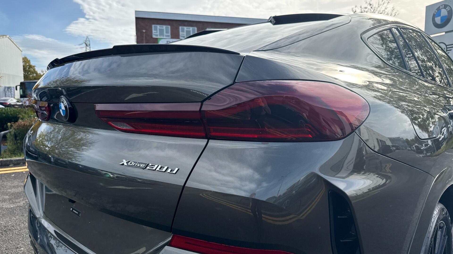 BMW X6 view 22