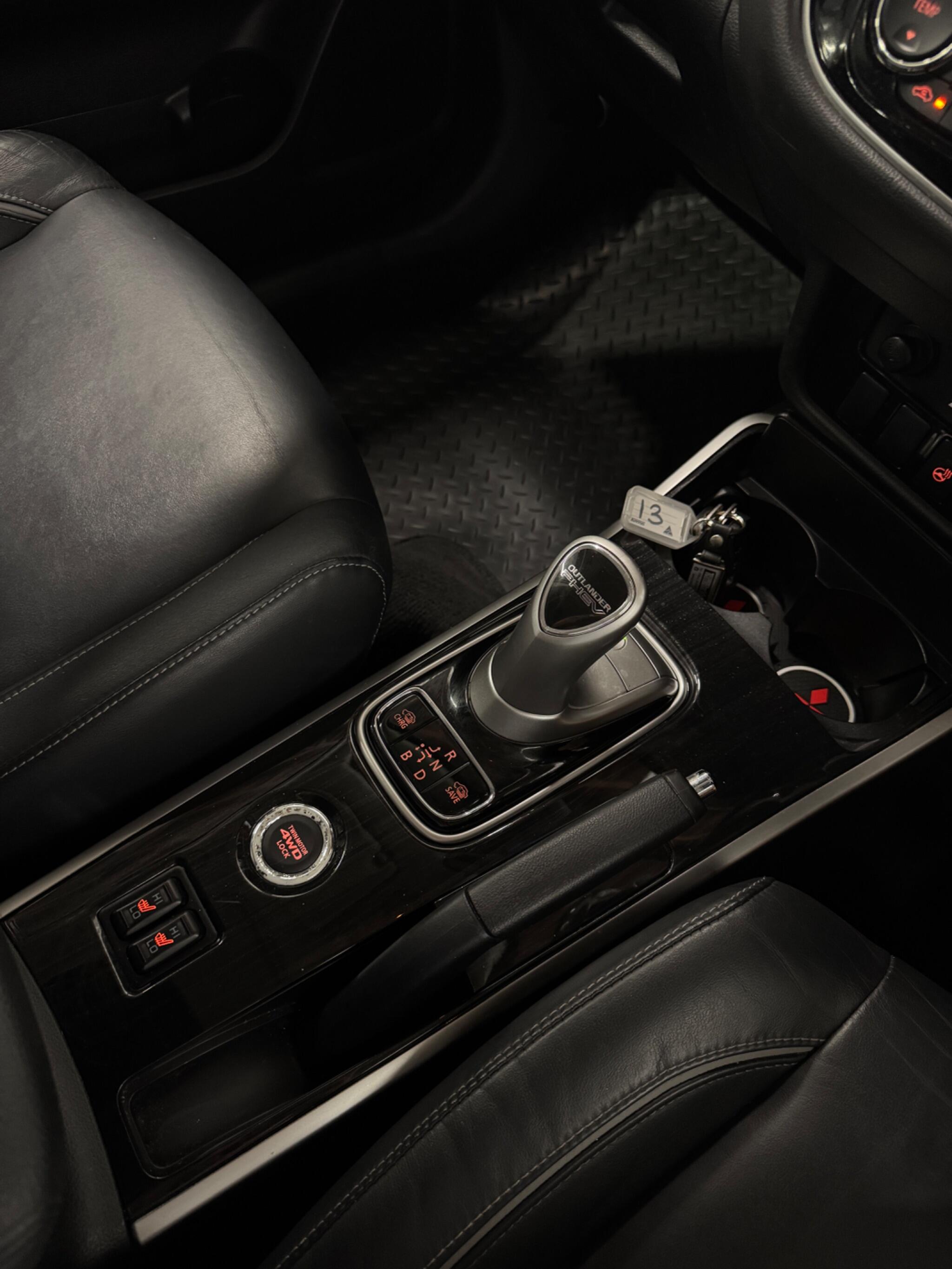 Mitsubishi Outlander view 18