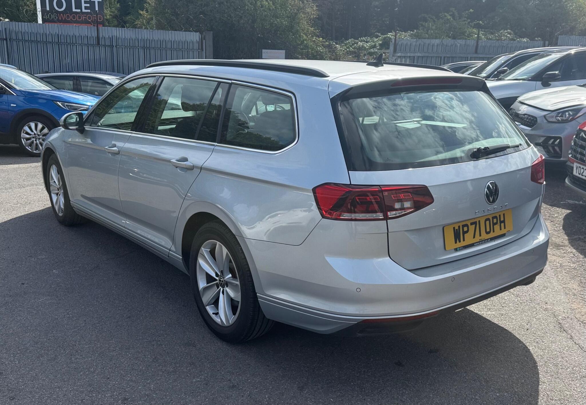 Volkswagen Passat view 3