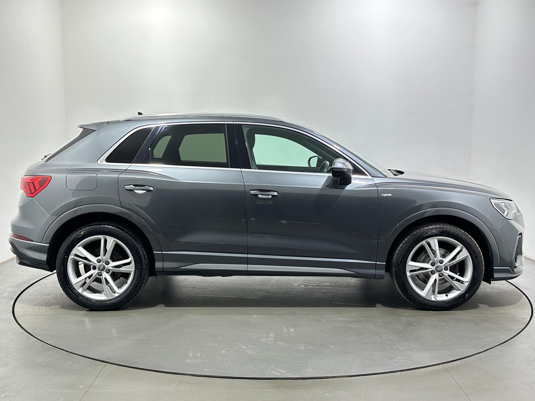 Audi Q3 view 9