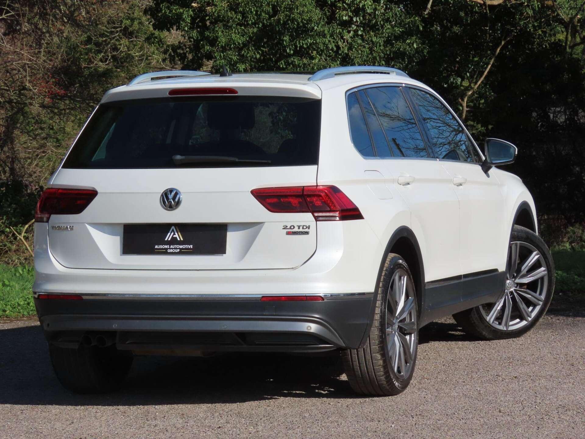 Volkswagen Tiguan view 4
