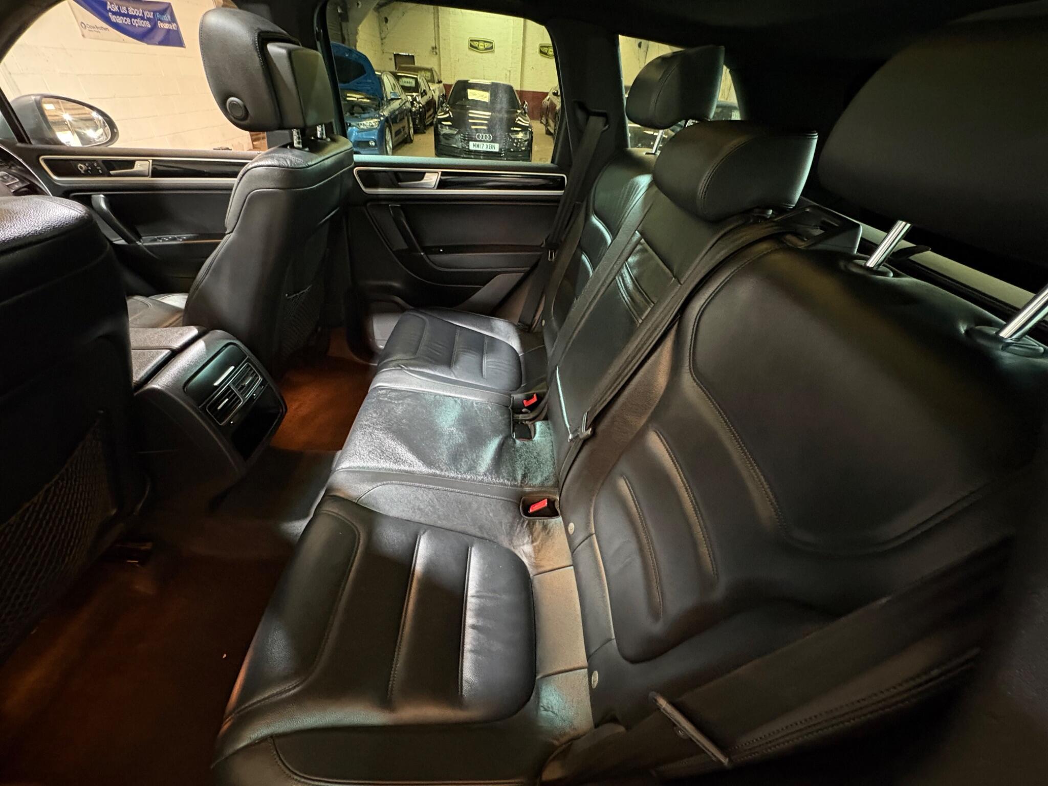 Volkswagen Touareg view 28