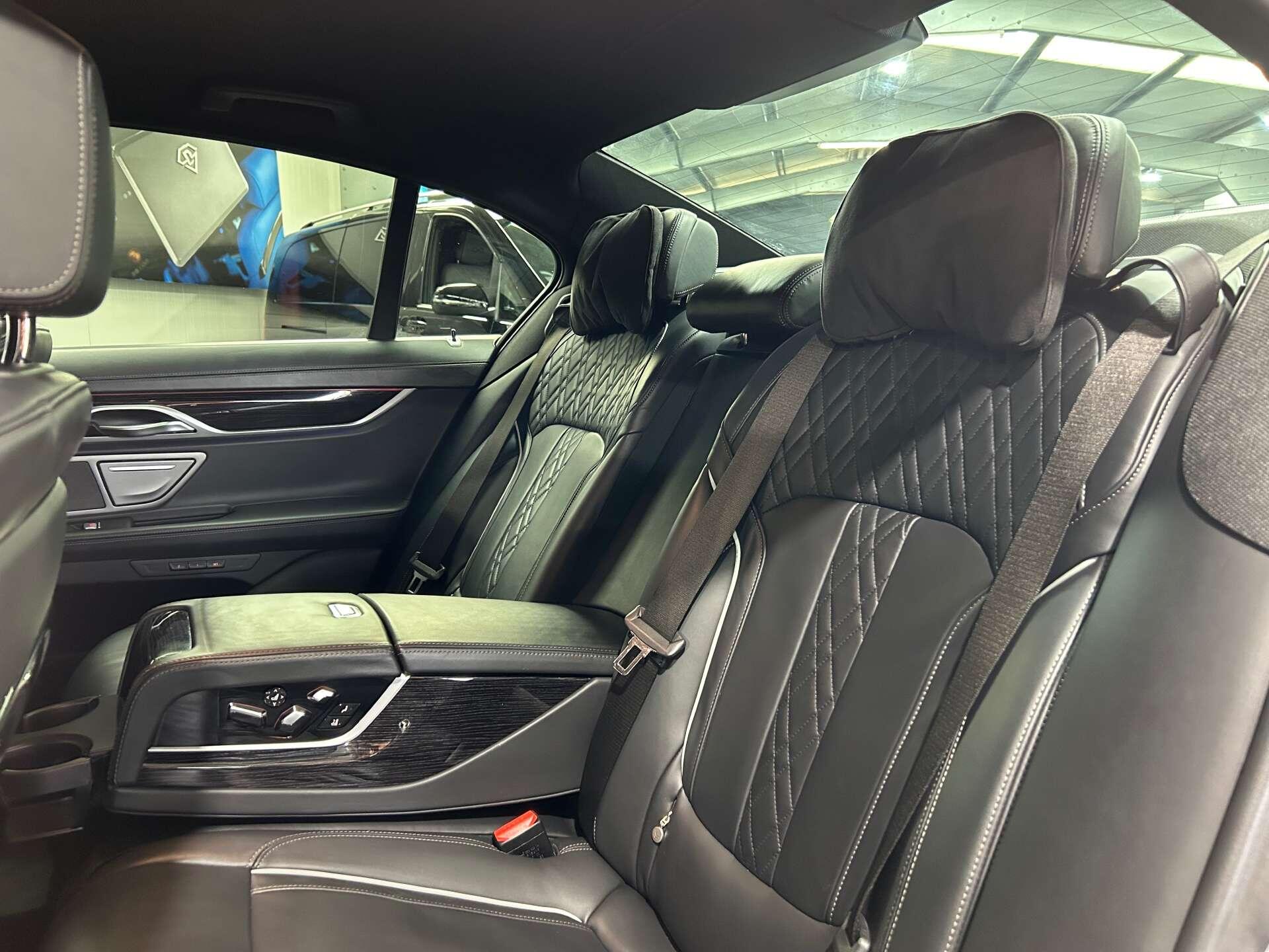 BMW 7 Series view 37