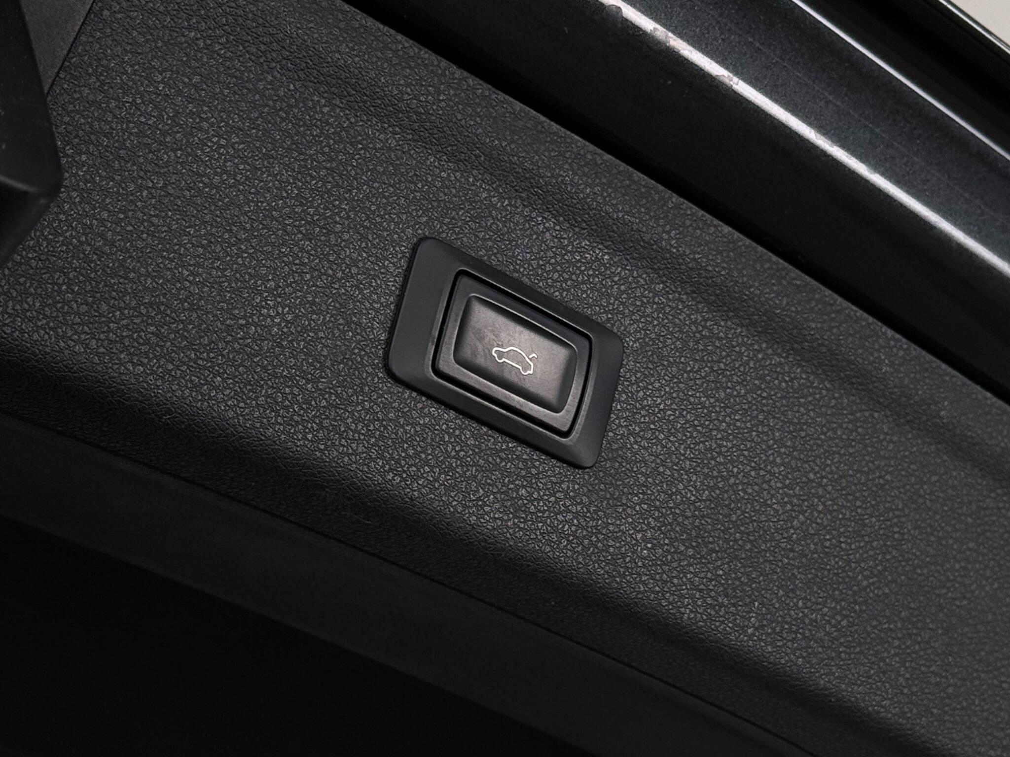 Audi Q3 view 11
