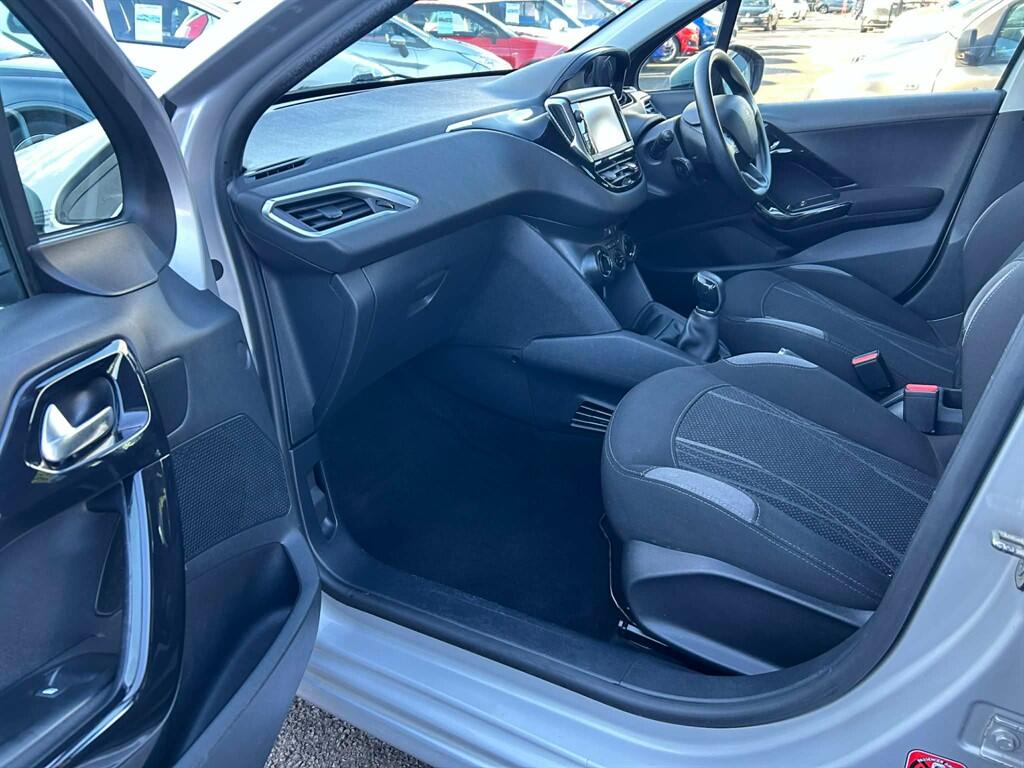 Peugeot 208 view 18
