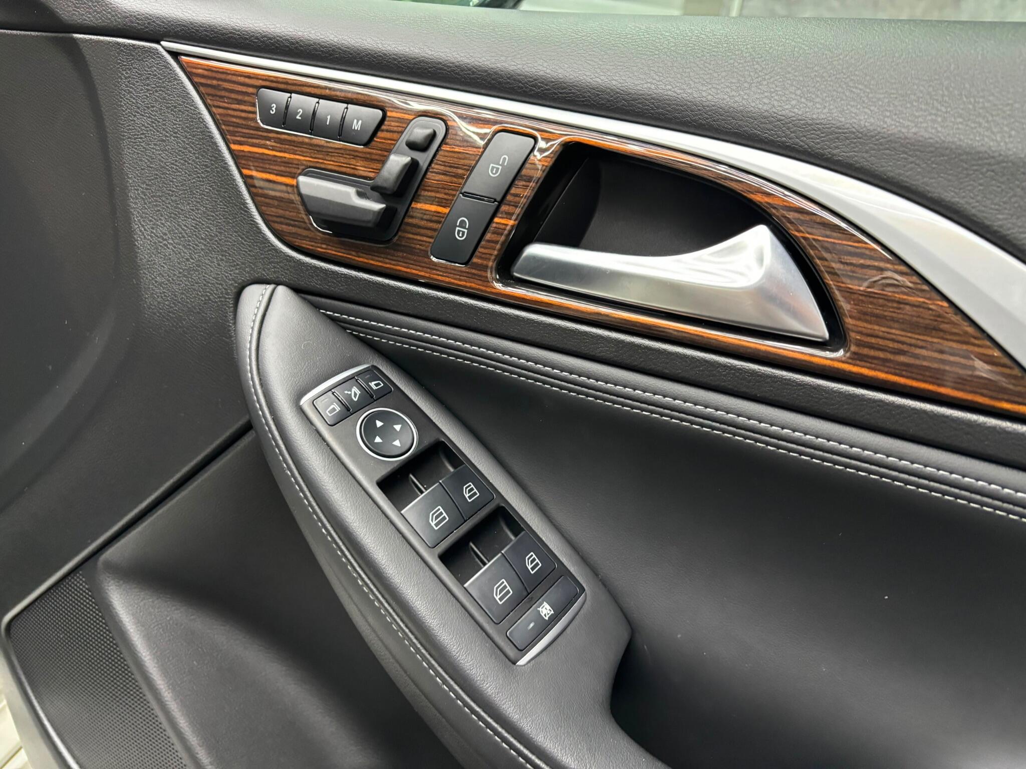 Infiniti Q30 view 21