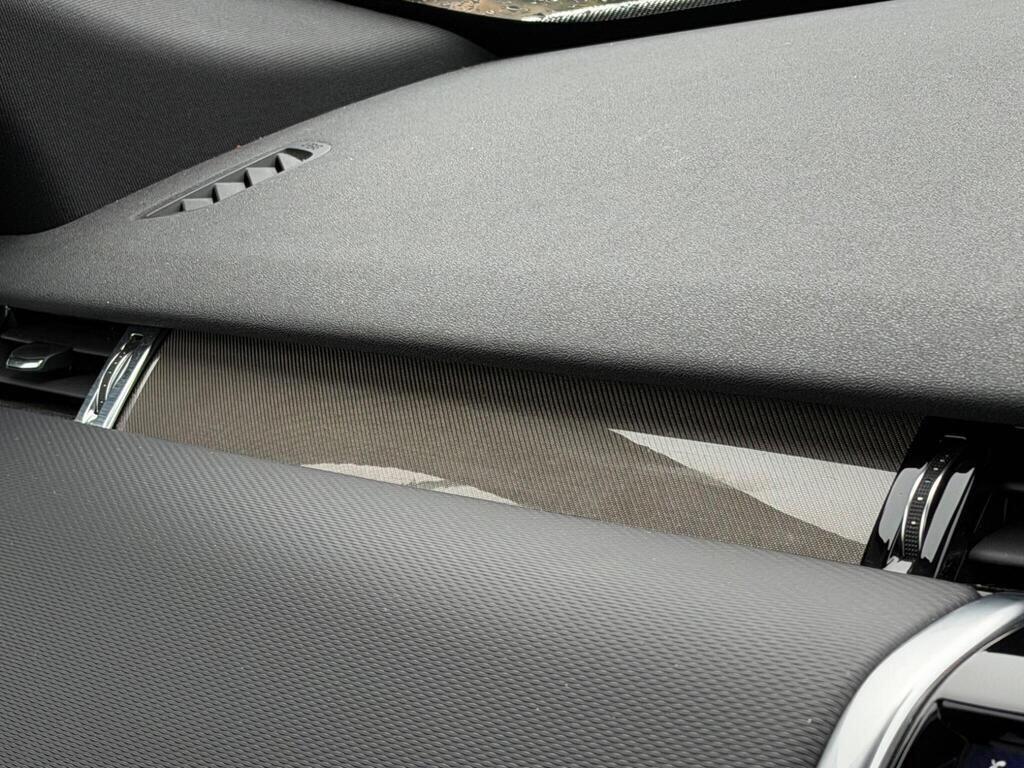 Land Rover Discovery Sport view 50