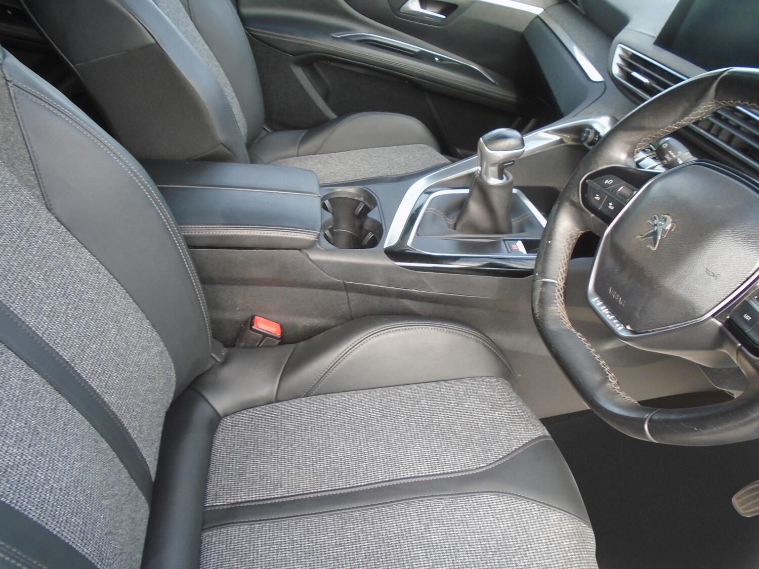 Peugeot 3008 view 11