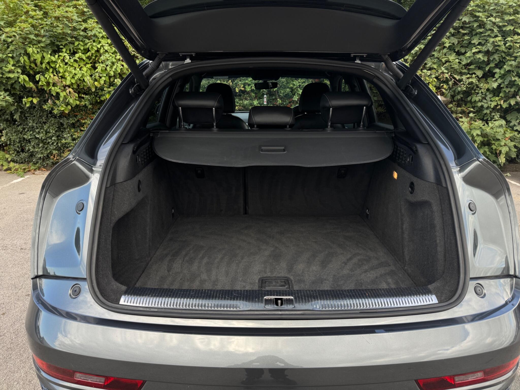 Audi Q3 view 38