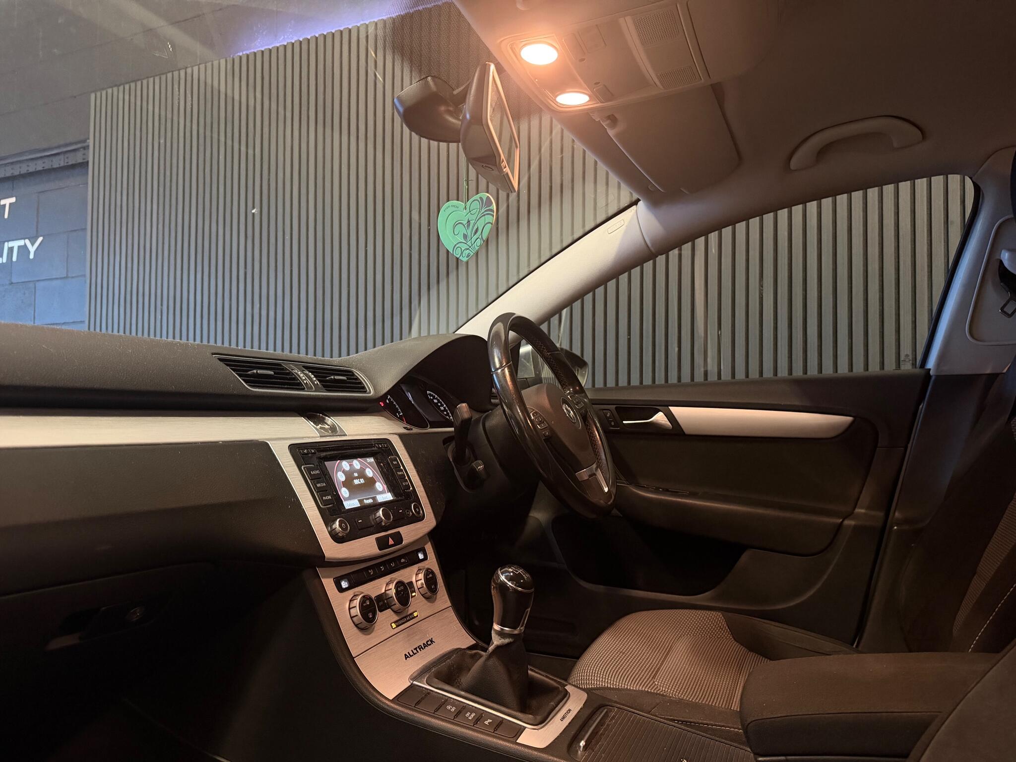 Volkswagen Passat view 3