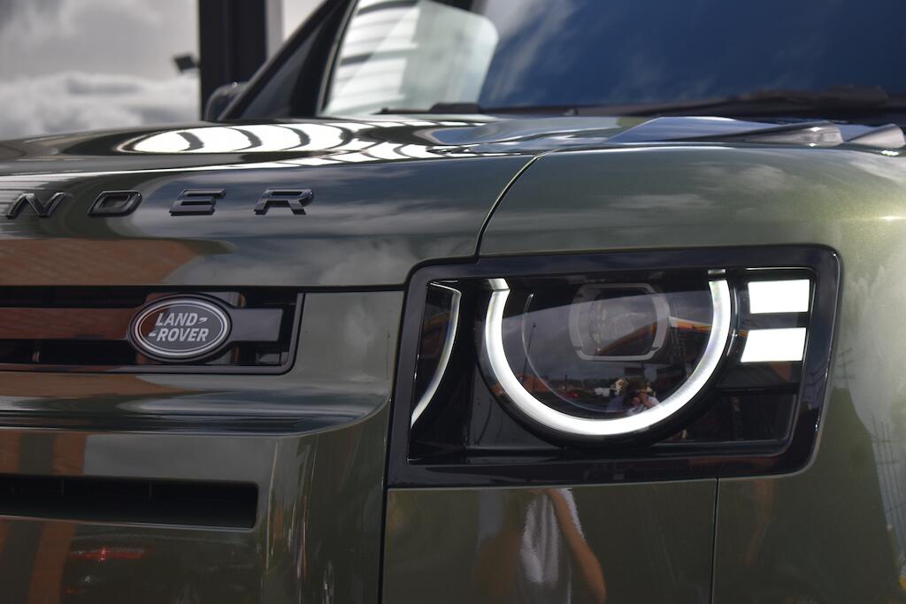 Land Rover Defender 110 view 22